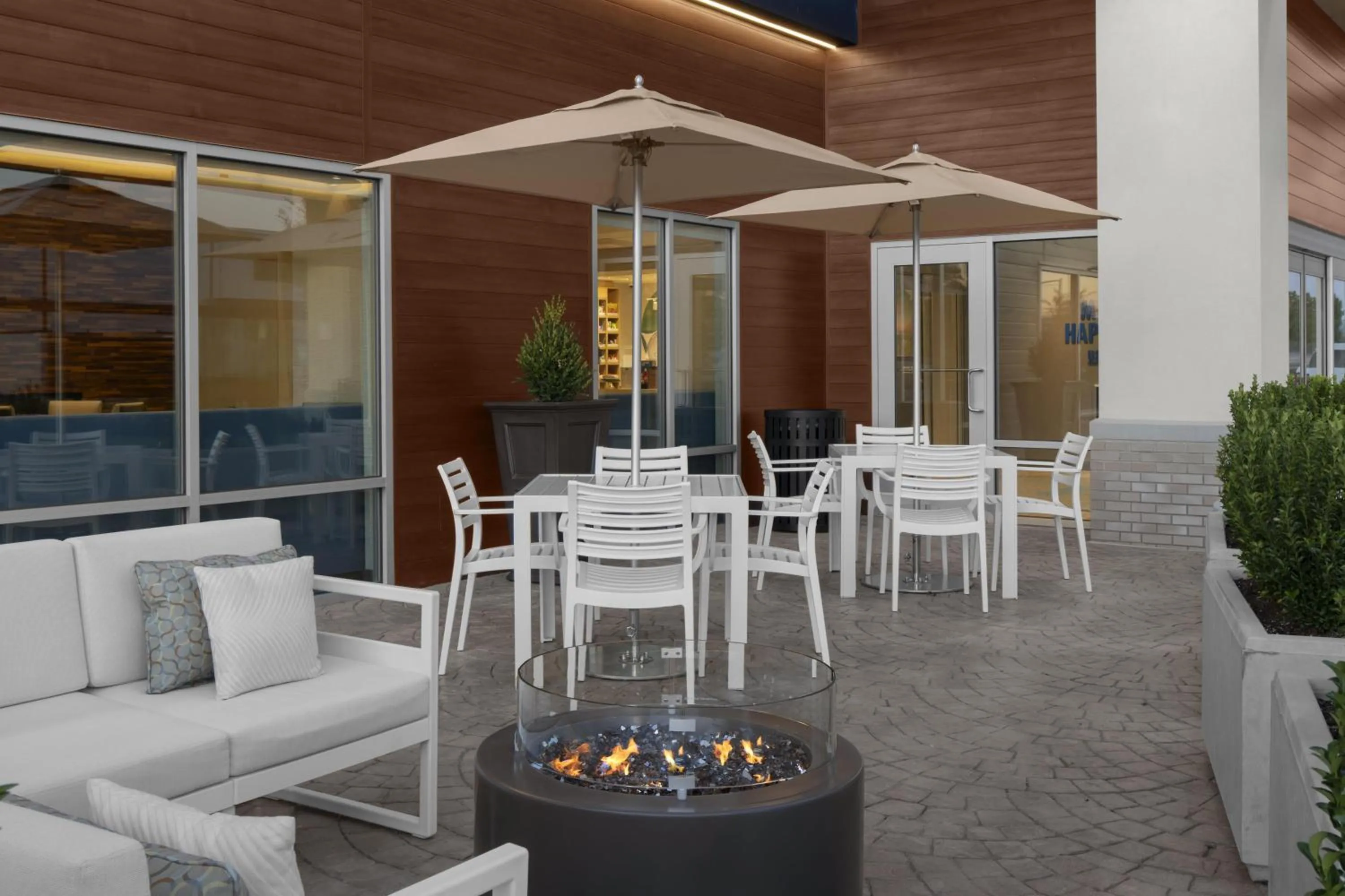 Patio in Hampton Inn & Suites By Hilton Long Island Farmingdale