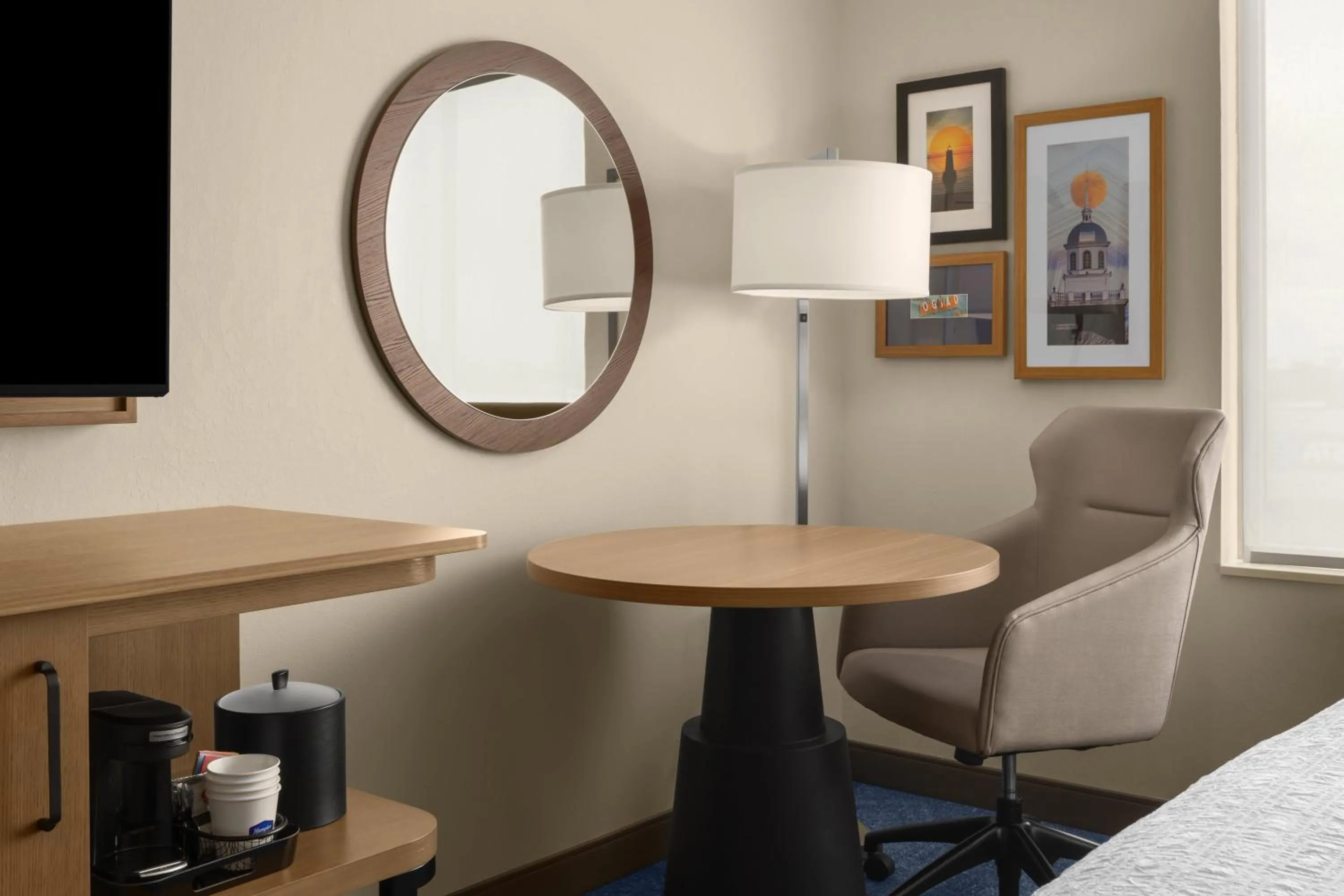 Seating area in Hampton Inn & Suites By Hilton Long Island Farmingdale