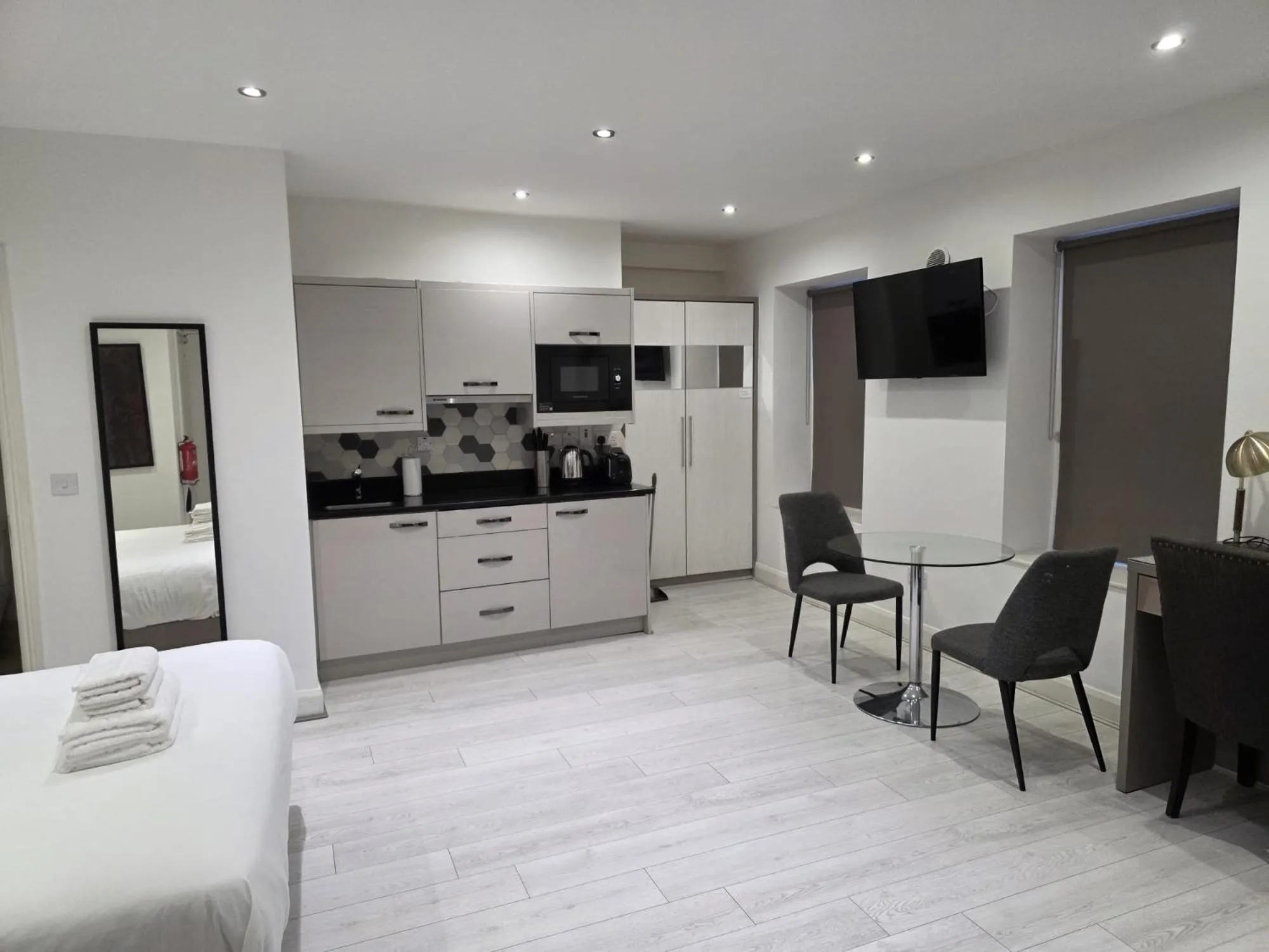 Kitchen or kitchenette, Bed in Dublin Central Suites