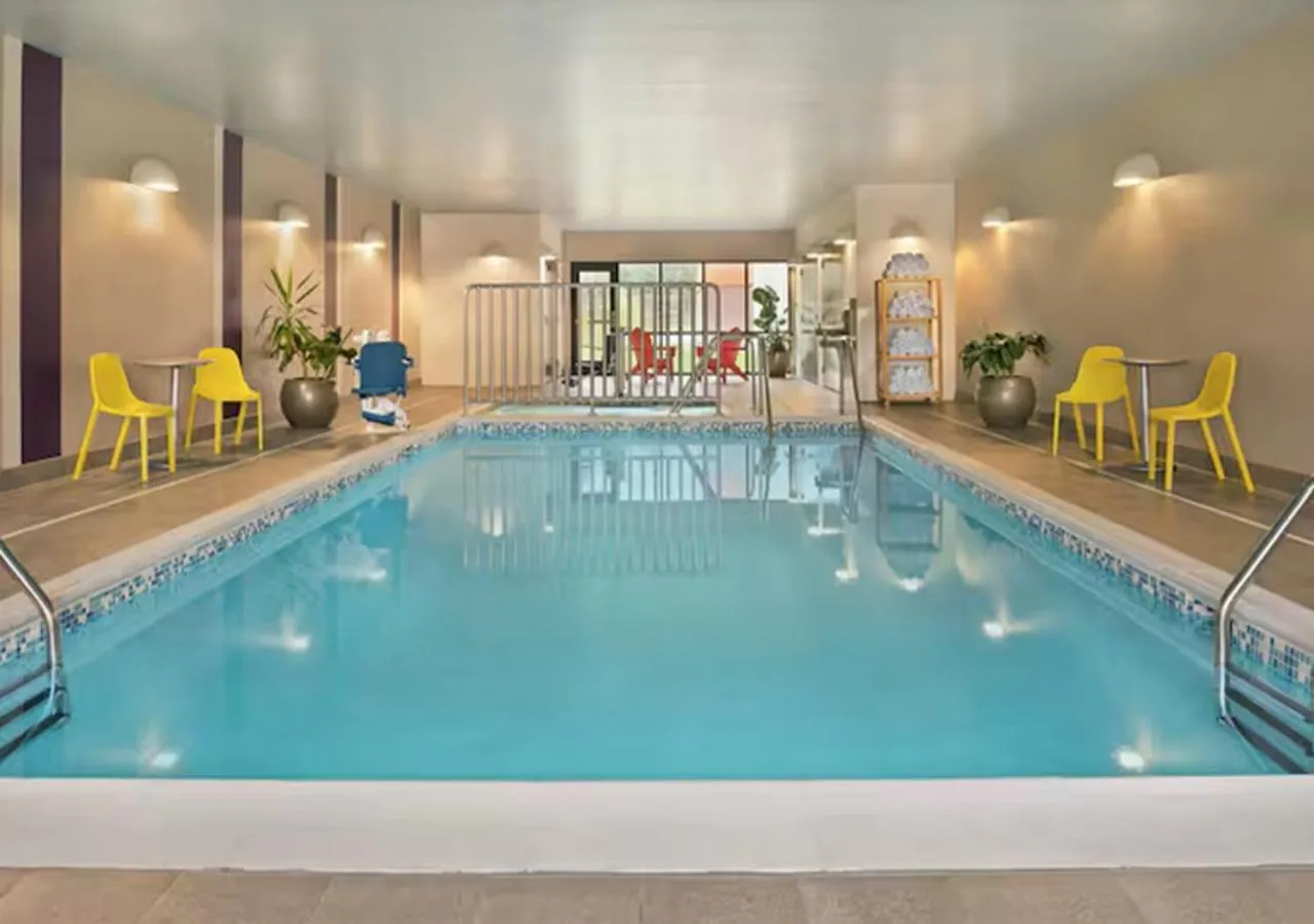 Swimming pool in Home2 Suites By Hilton New Braunfels