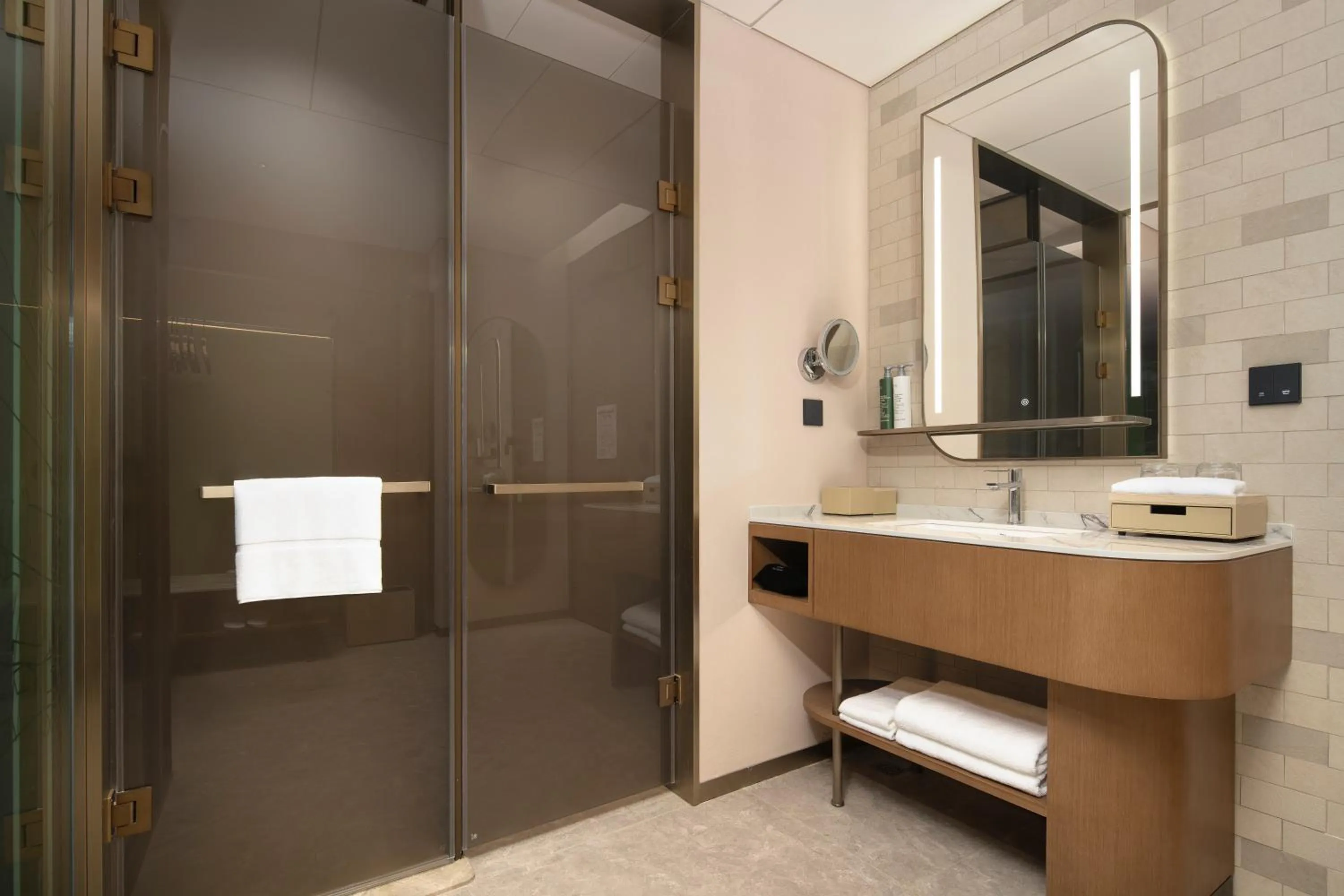 Bathroom in Hilton Garden Inn Zhongwei Shapotou
