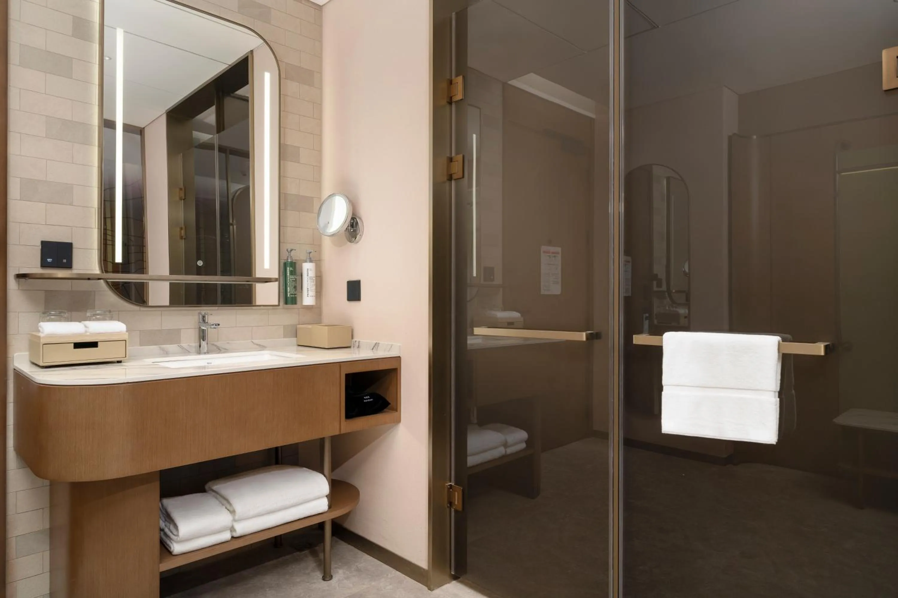 Shower in Hilton Garden Inn Zhongwei Shapotou