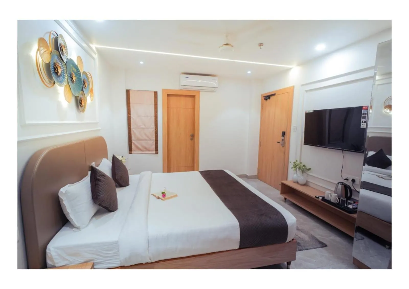 Communal lounge/ TV room, Bed in Ira Retreat Varanasi