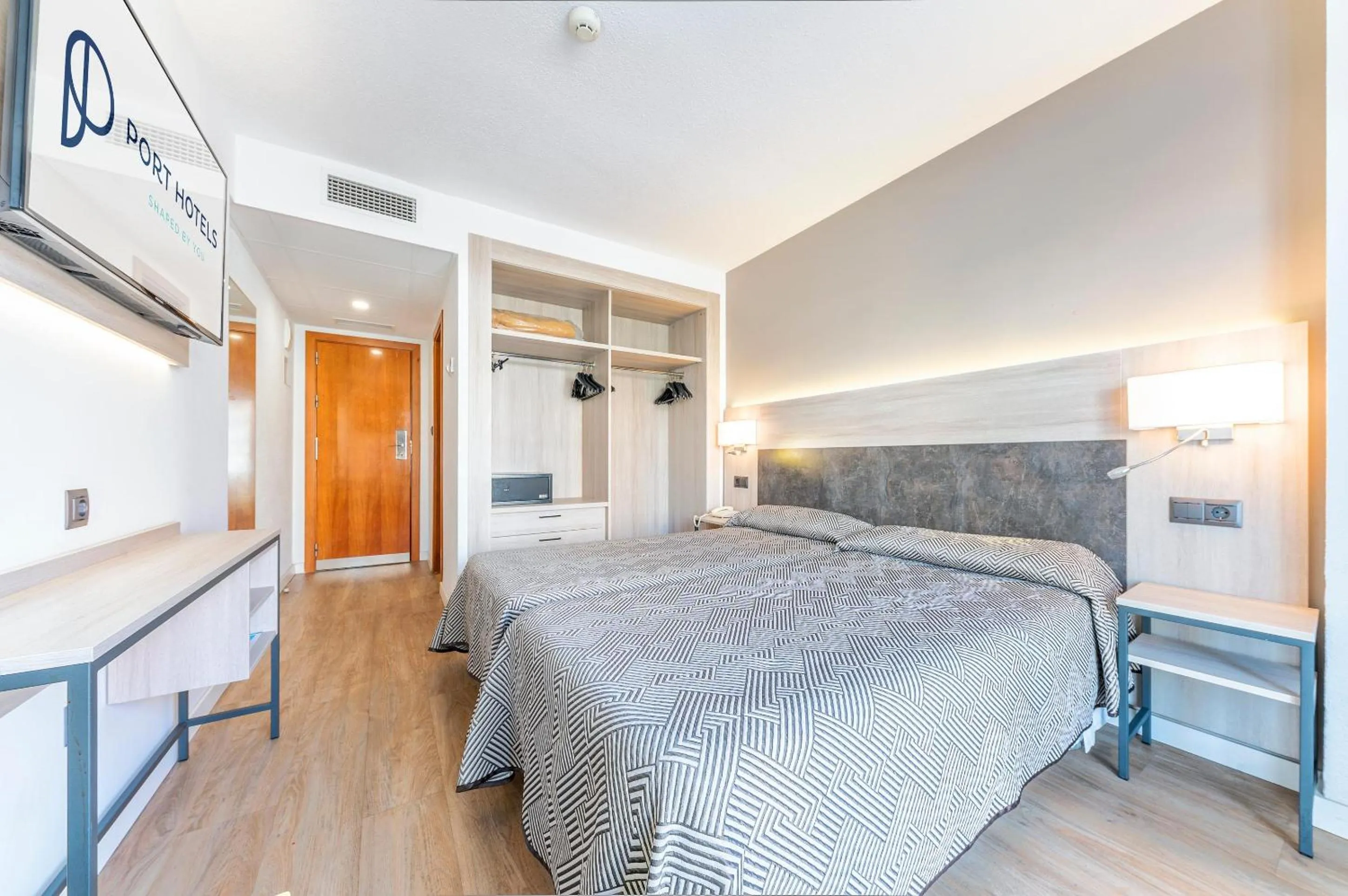 Photo of the whole room, Bed in Port Fiesta Park