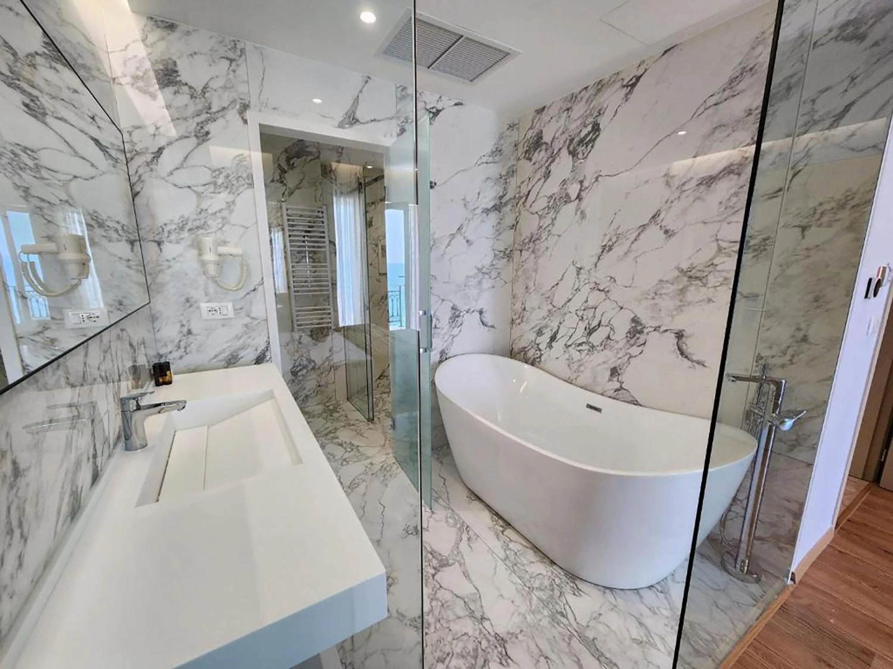 Shower in Hotel Gold