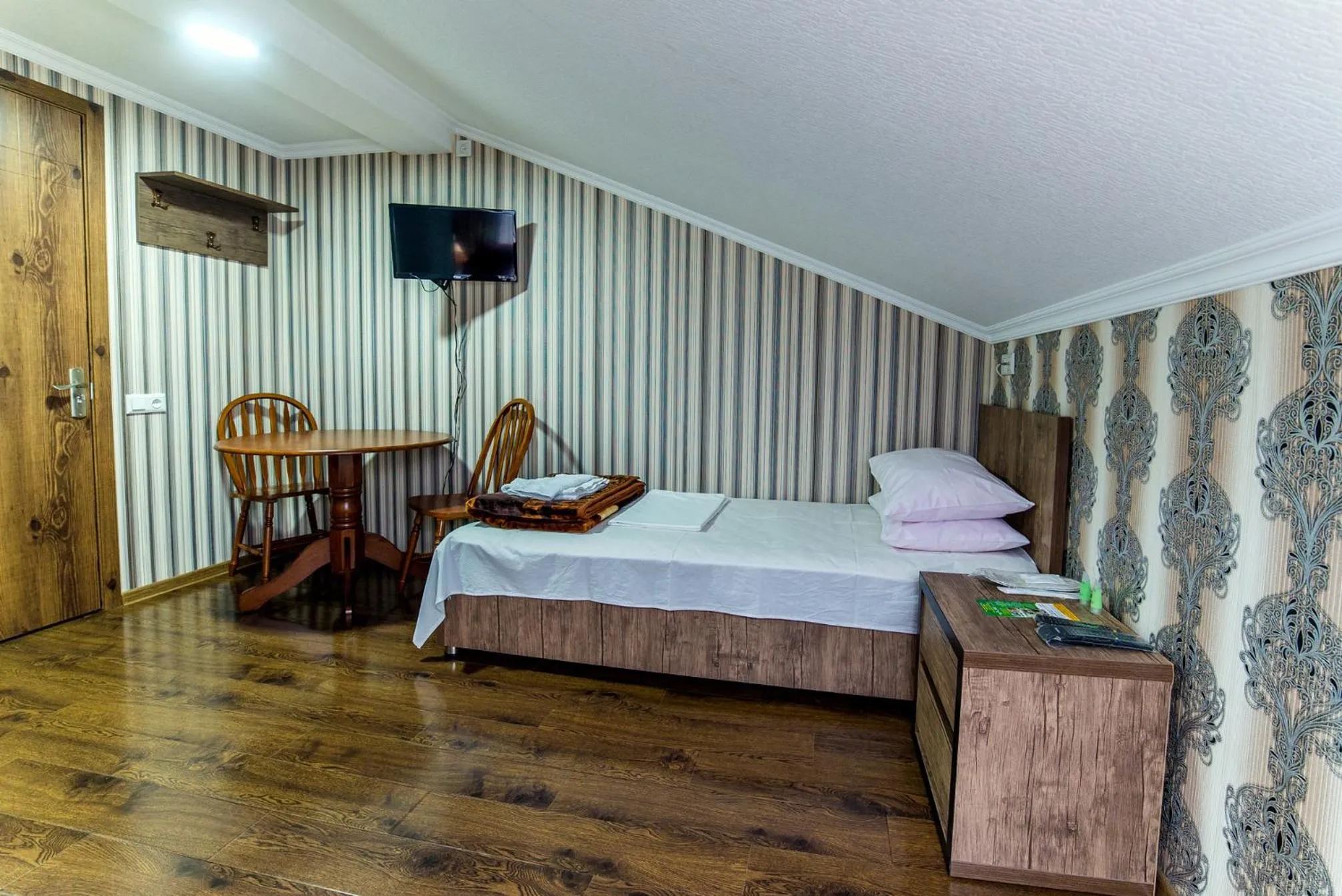 Property building, Bed in HOTEL GUGLUX &WINE CELLAR