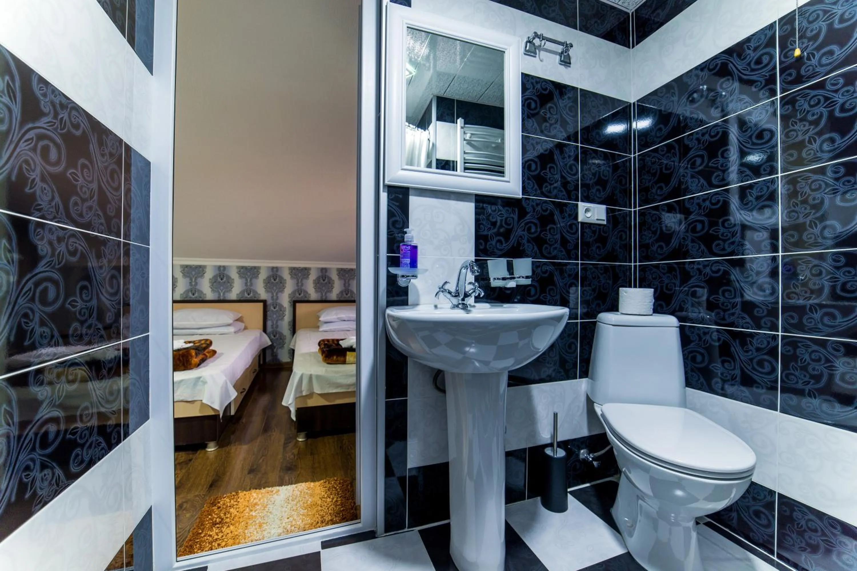 Bathroom, Bed in HOTEL GUGLUX &WINE CELLAR