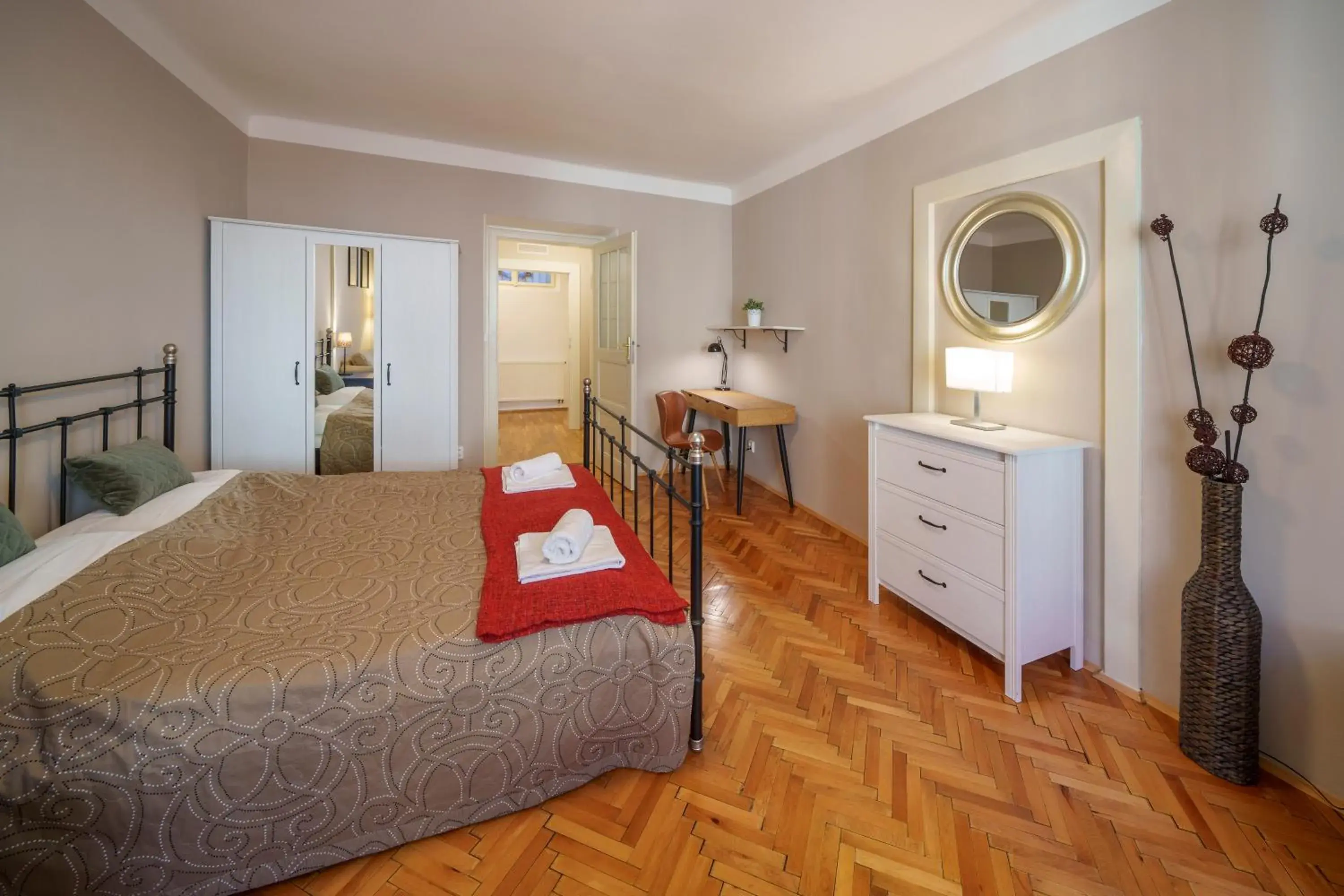 Budget Suite in Old Town - 3 Bedroom 3 Bathroom & Kitchen Apartment Budget Suite in Old Town - 3 Bedroom 3 Bathroom & Kitchen Apartment