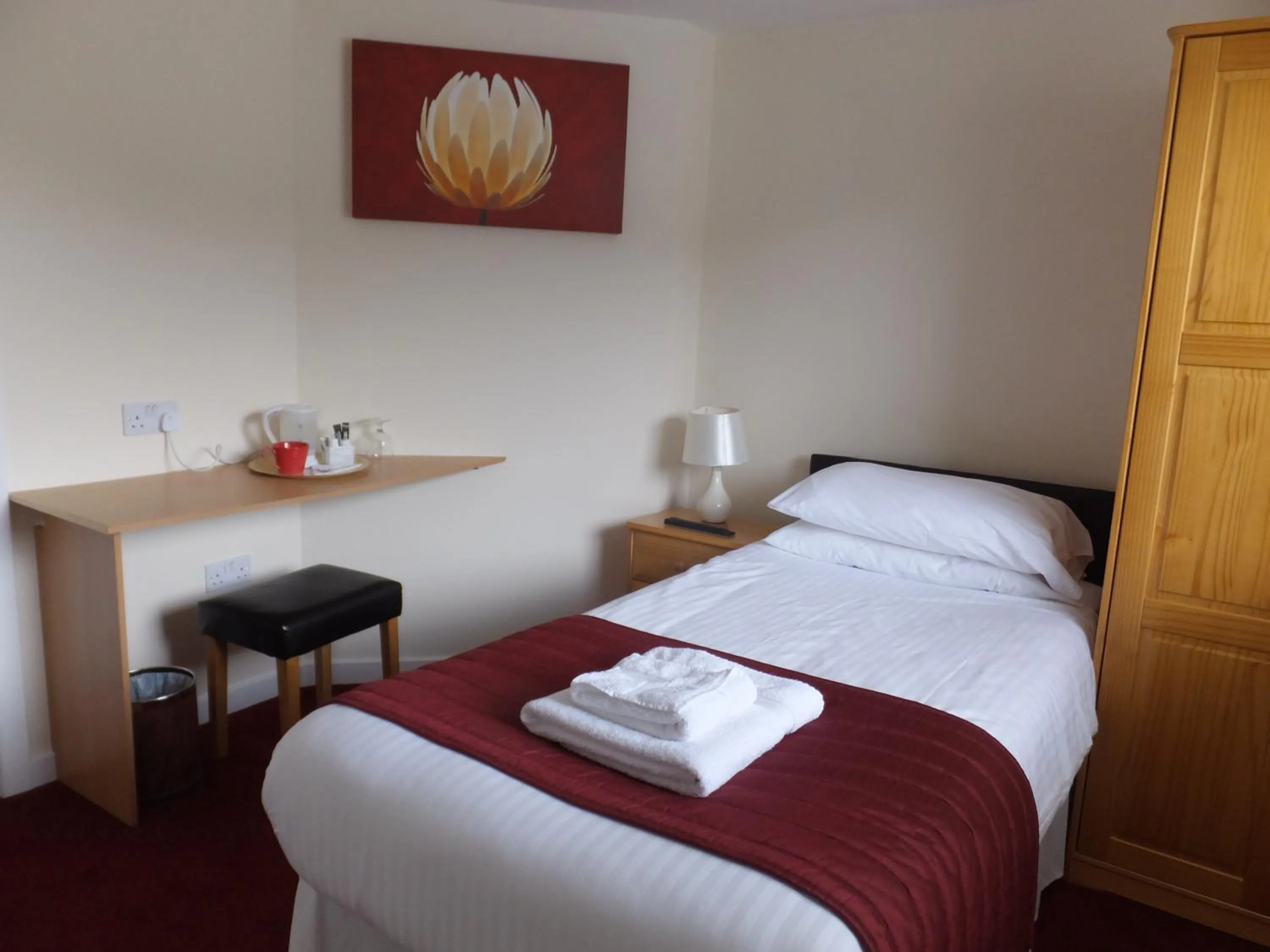 Bathroom, Bed in Novar Arms Hotel