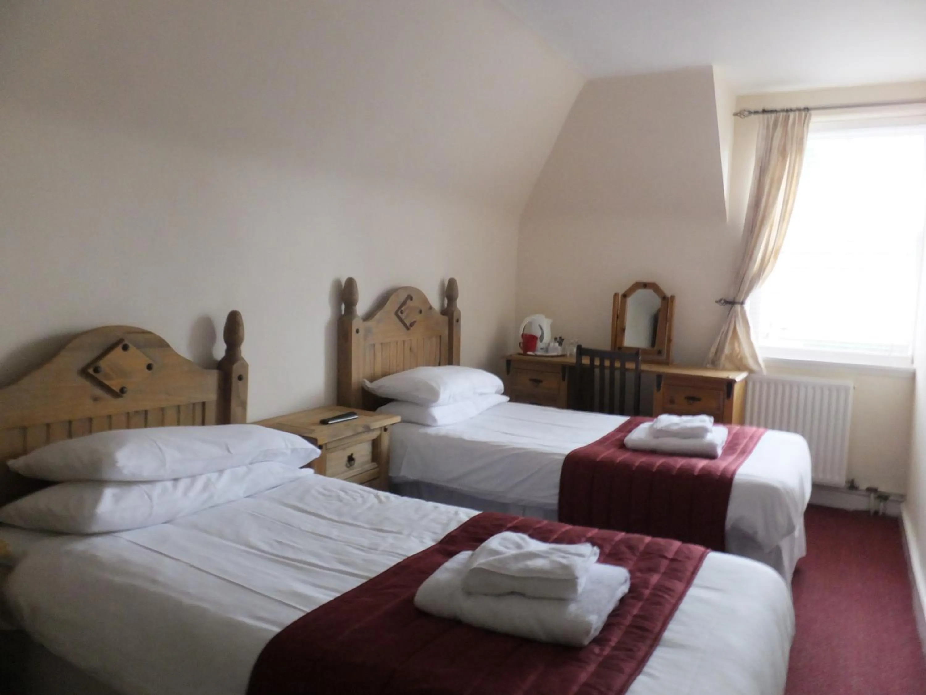 Coffee/tea facilities, Bed in Novar Arms Hotel