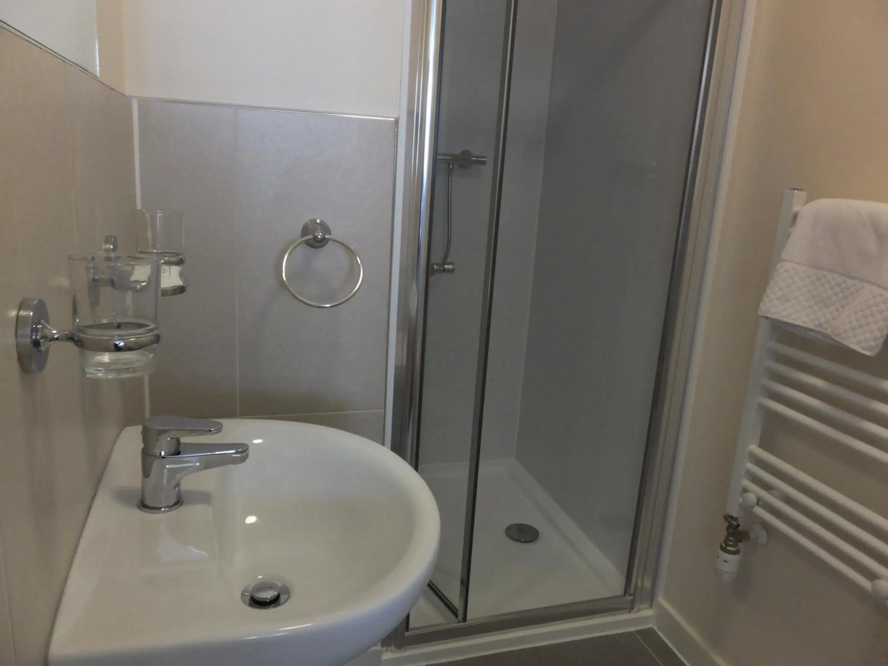 Standard Double Room with Shower - single occupancy in Novar Arms Hotel Standard Double Room with Shower - single occupancy in Novar Arms Hotel