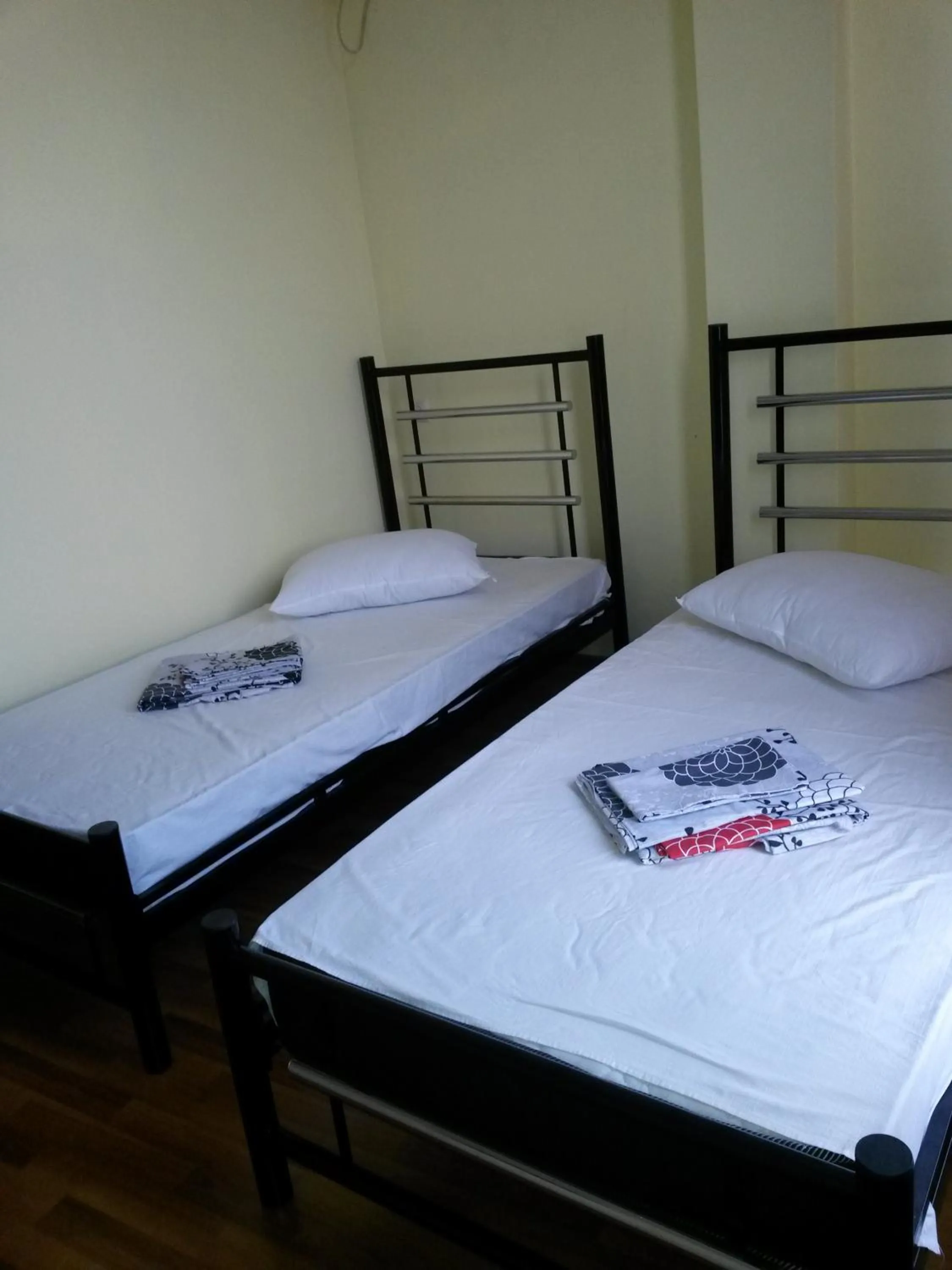 Photo of the whole room, Bed in George Dom