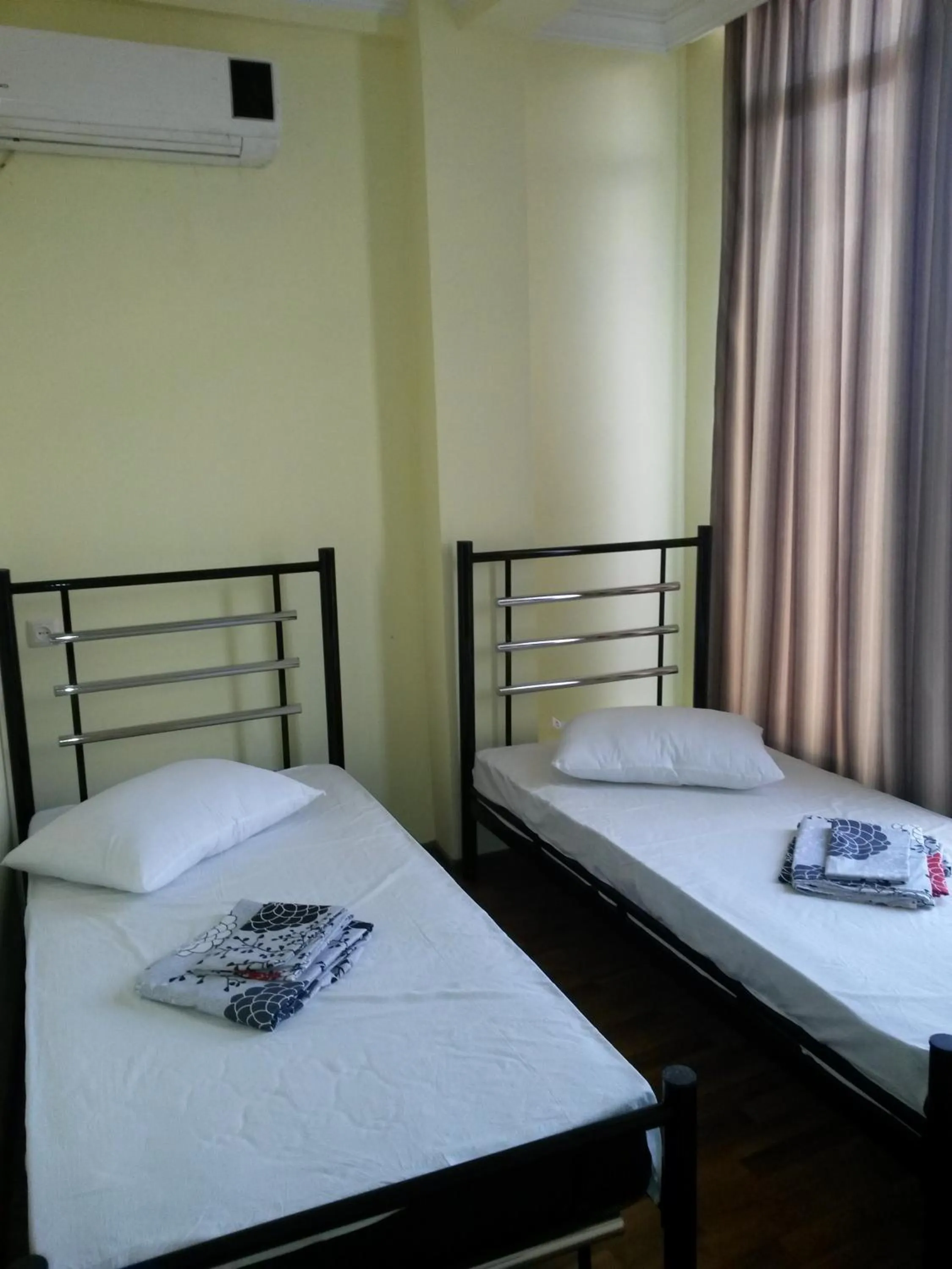 Photo of the whole room, Bed in George Dom