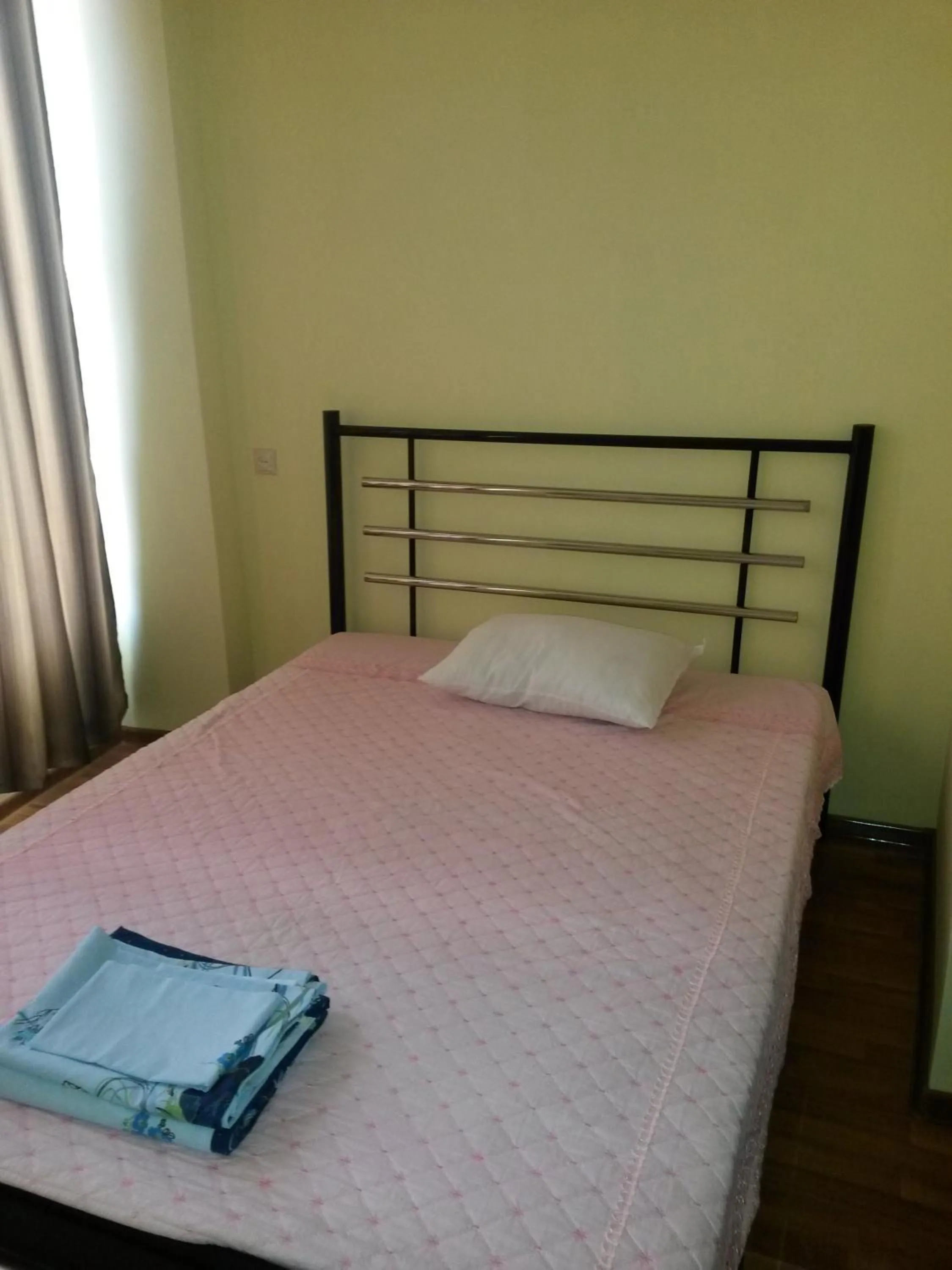 Photo of the whole room, Bed in George Dom
