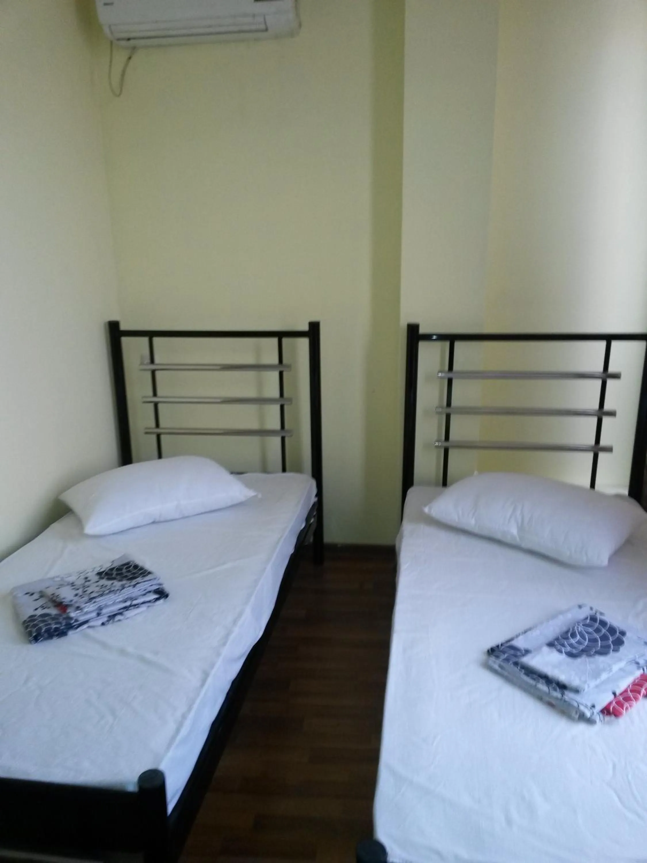 Photo of the whole room, Bed in George Dom