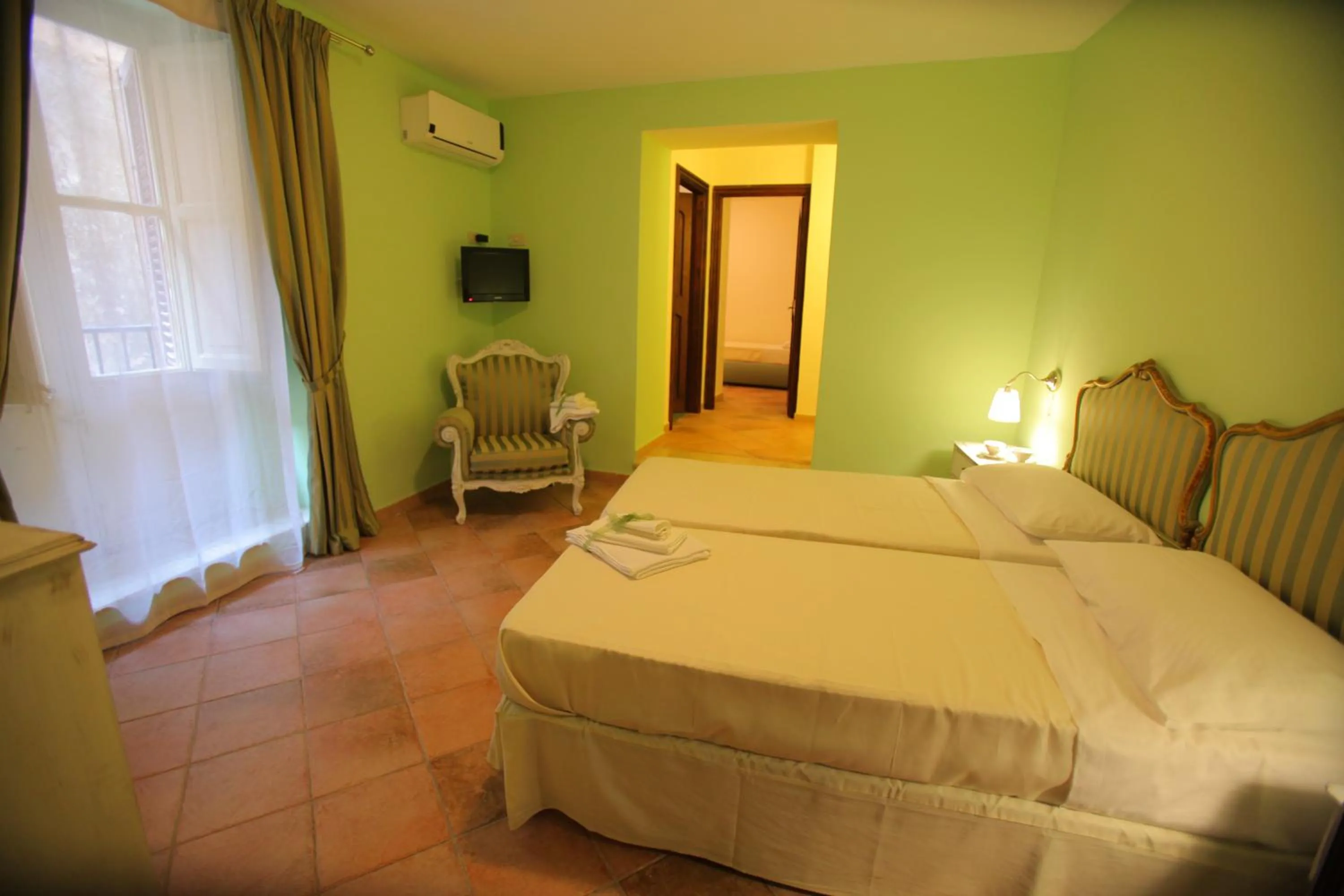 Photo of the whole room, Bed in Antica Palermo R&B