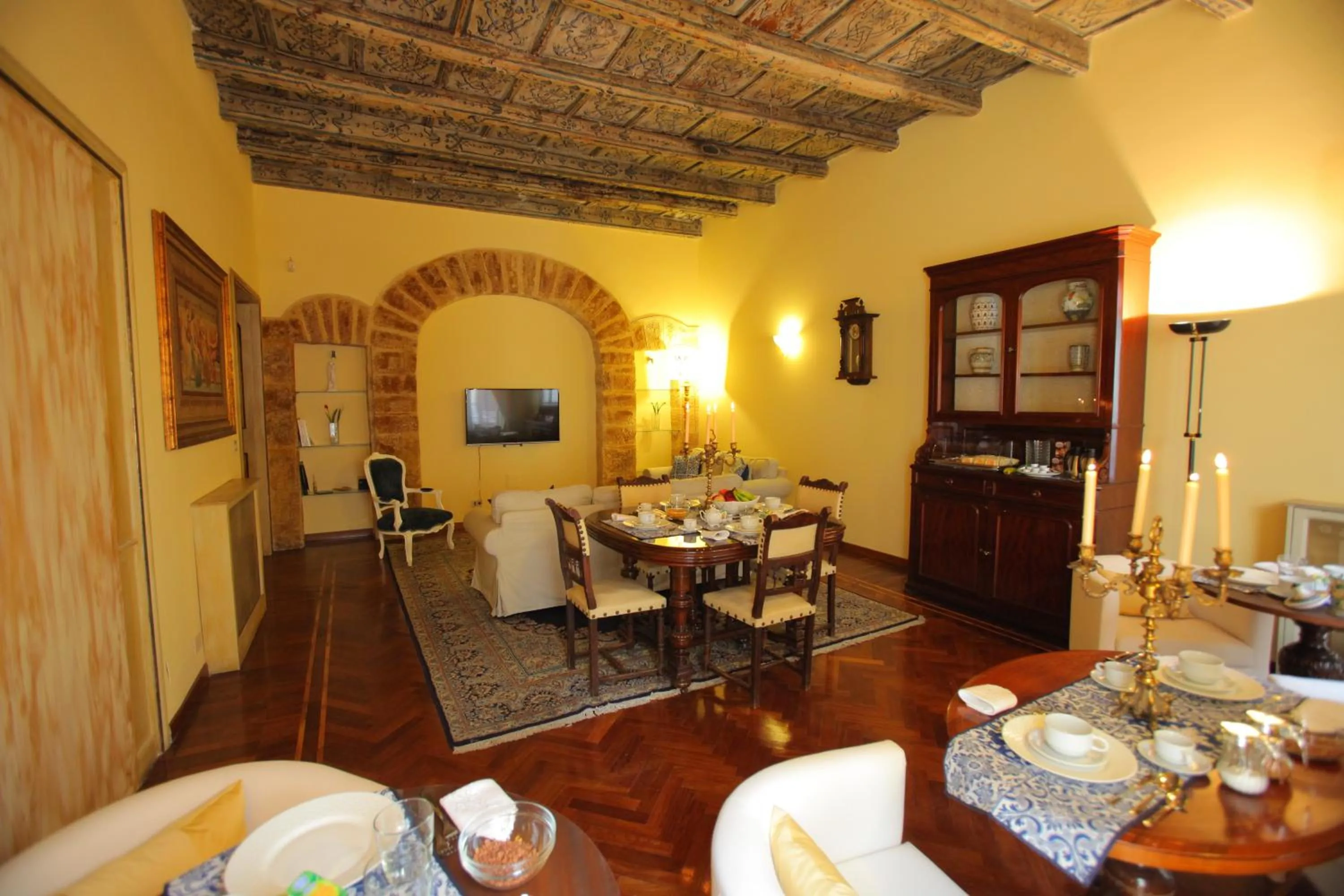 Restaurant/places to eat in Antica Palermo R&B