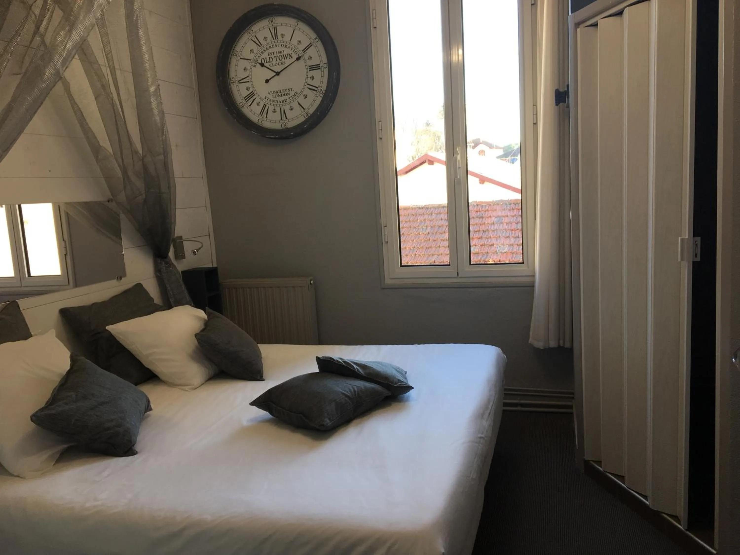 City view, Bed in Hôtel Familial L'Ostréi