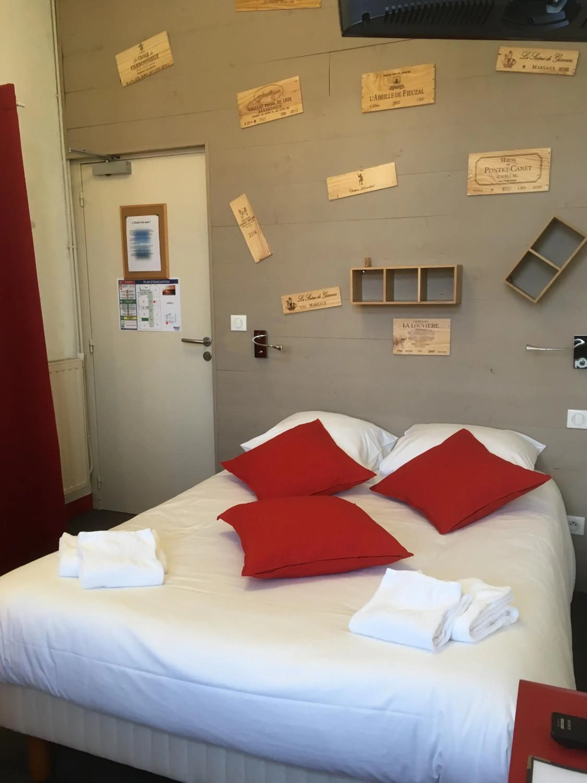 Bedroom, Bed in Hôtel Familial L'Ostréi