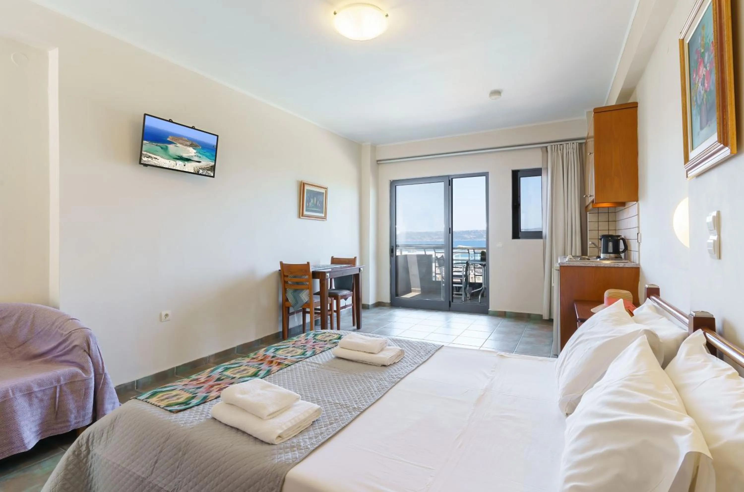 Photo of the whole room, Bed in Sunrise Suites & Apartments