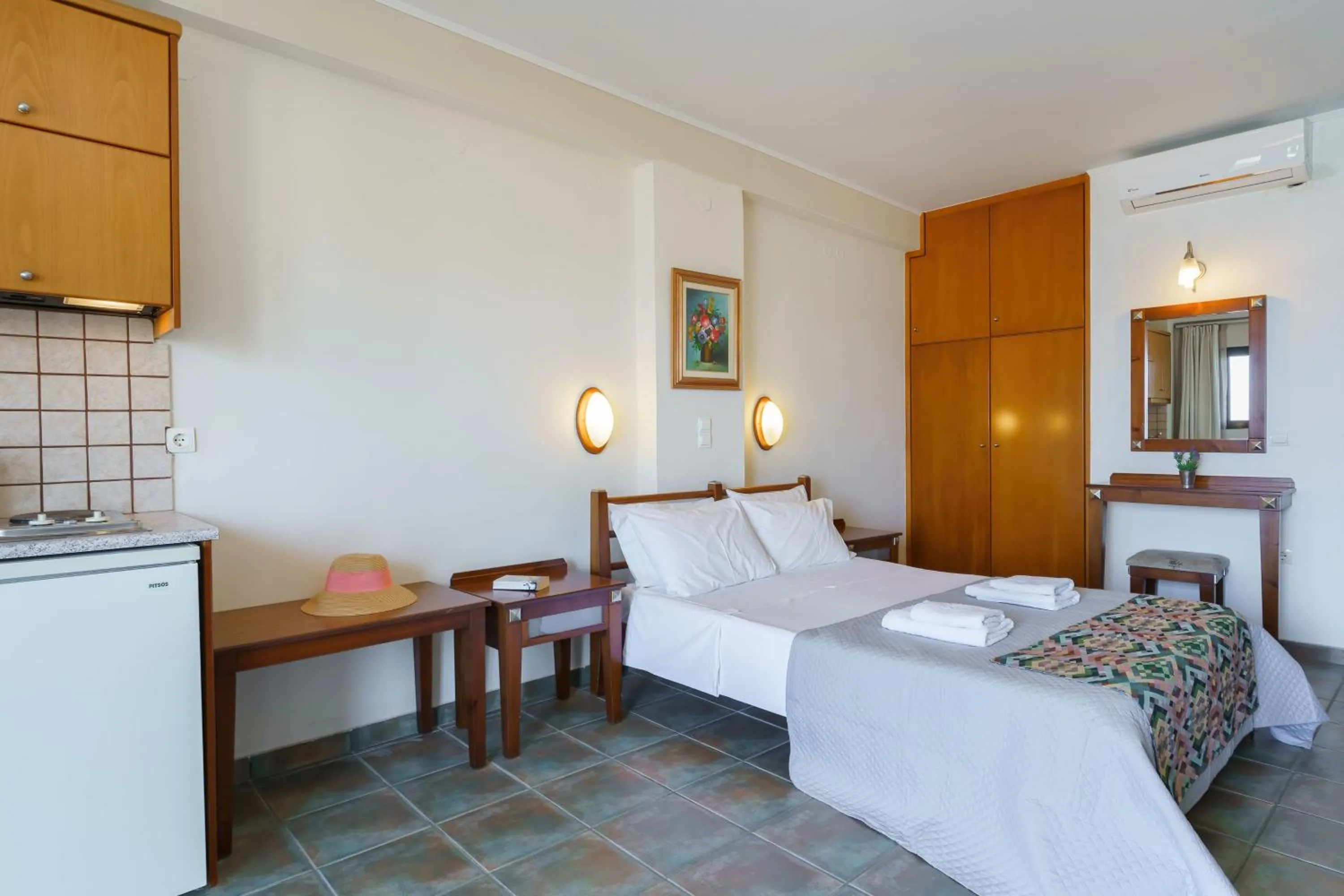 Bedroom, Bed in Sunrise Suites & Apartments