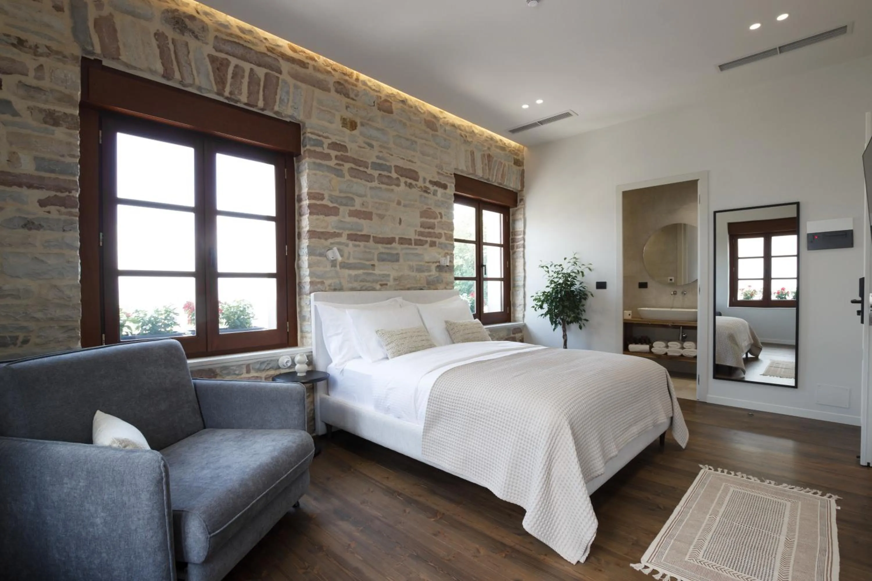 Deluxe Triple Room in Stitch&Stone Suites