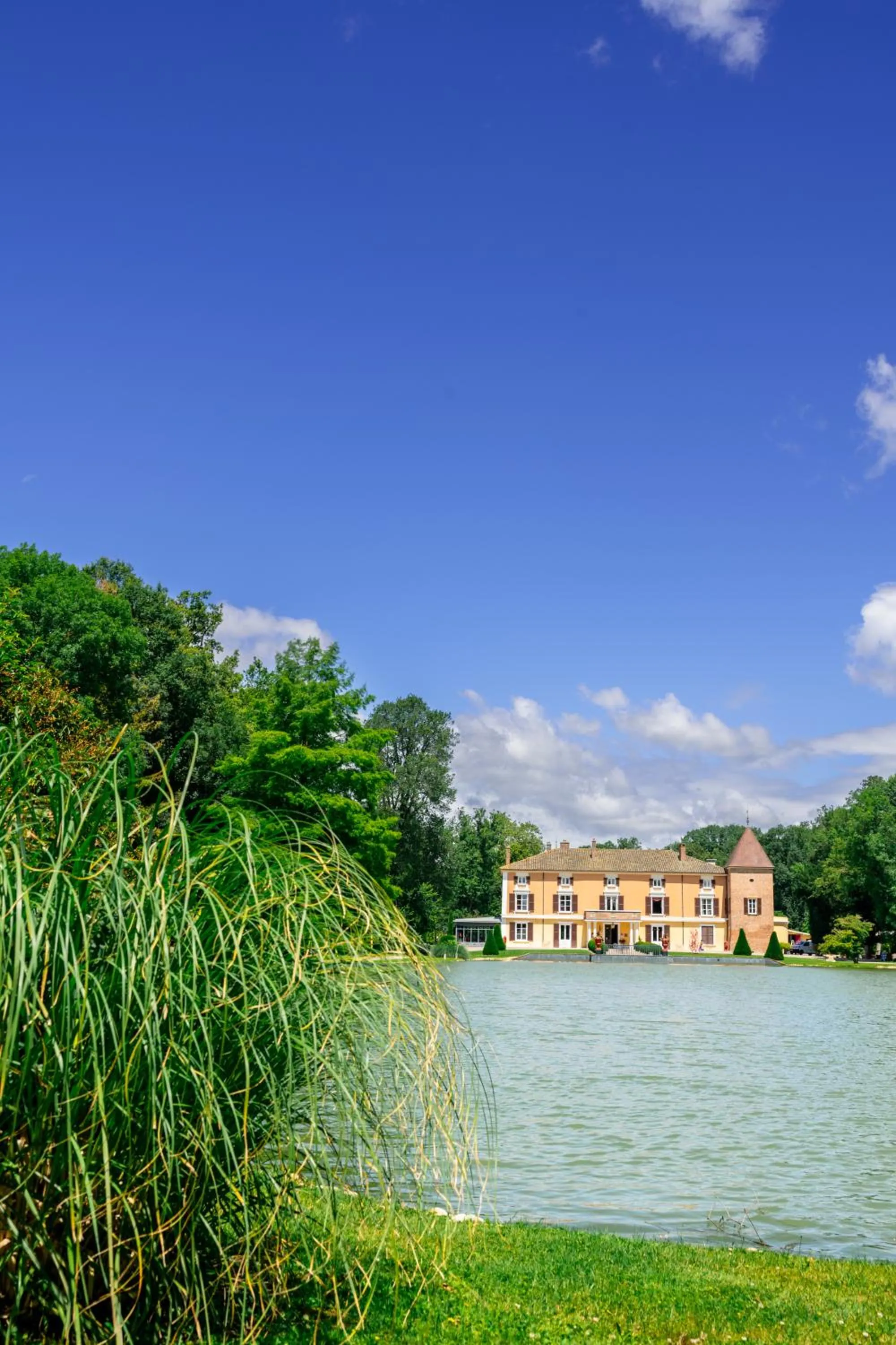 Property building in Hôtel du Bois Blanc Domaine d'Epeyssoles Georges Blanc