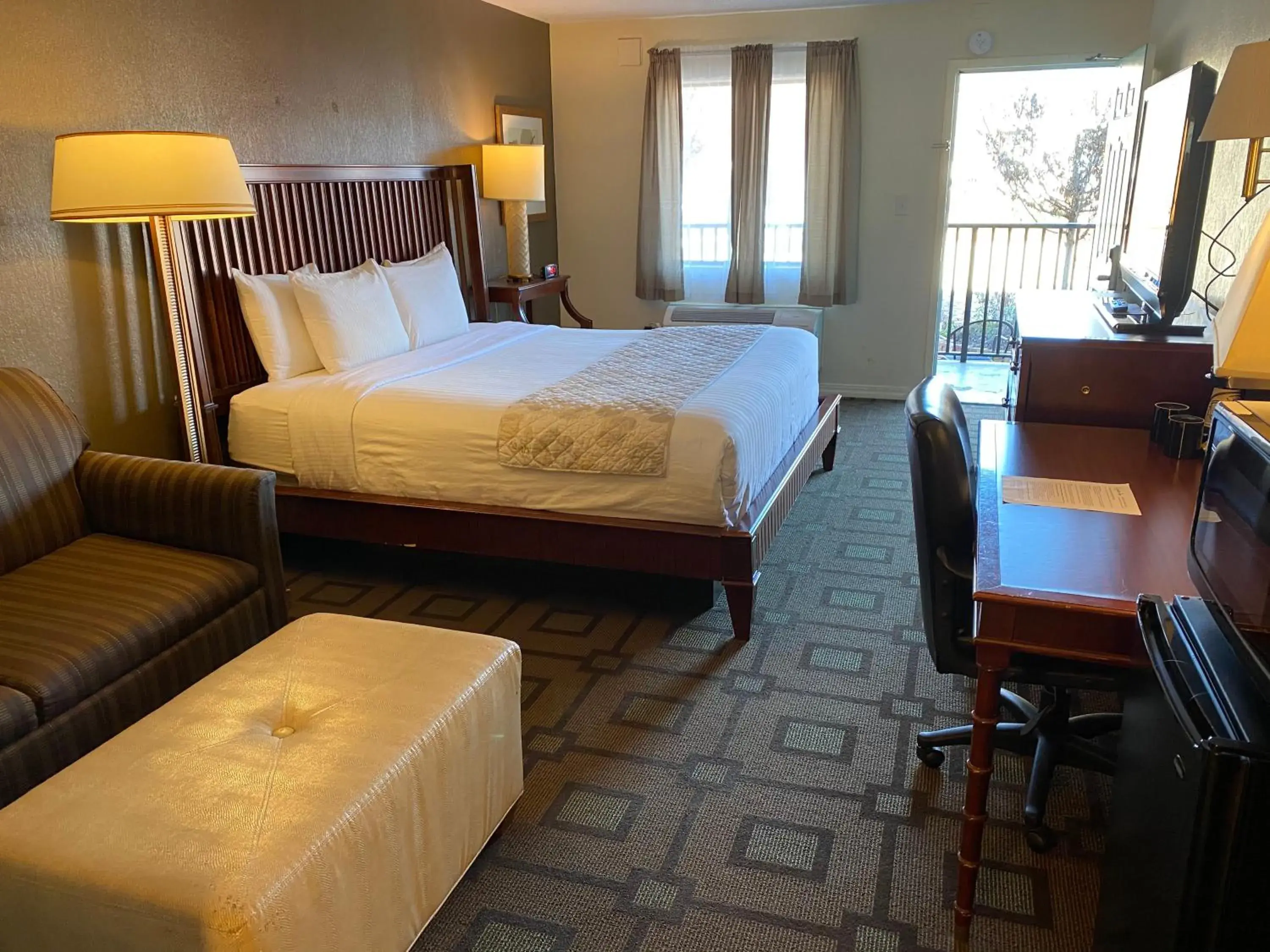 Deluxe King Room in Cascades Inn Deluxe King Room in Cascades Inn