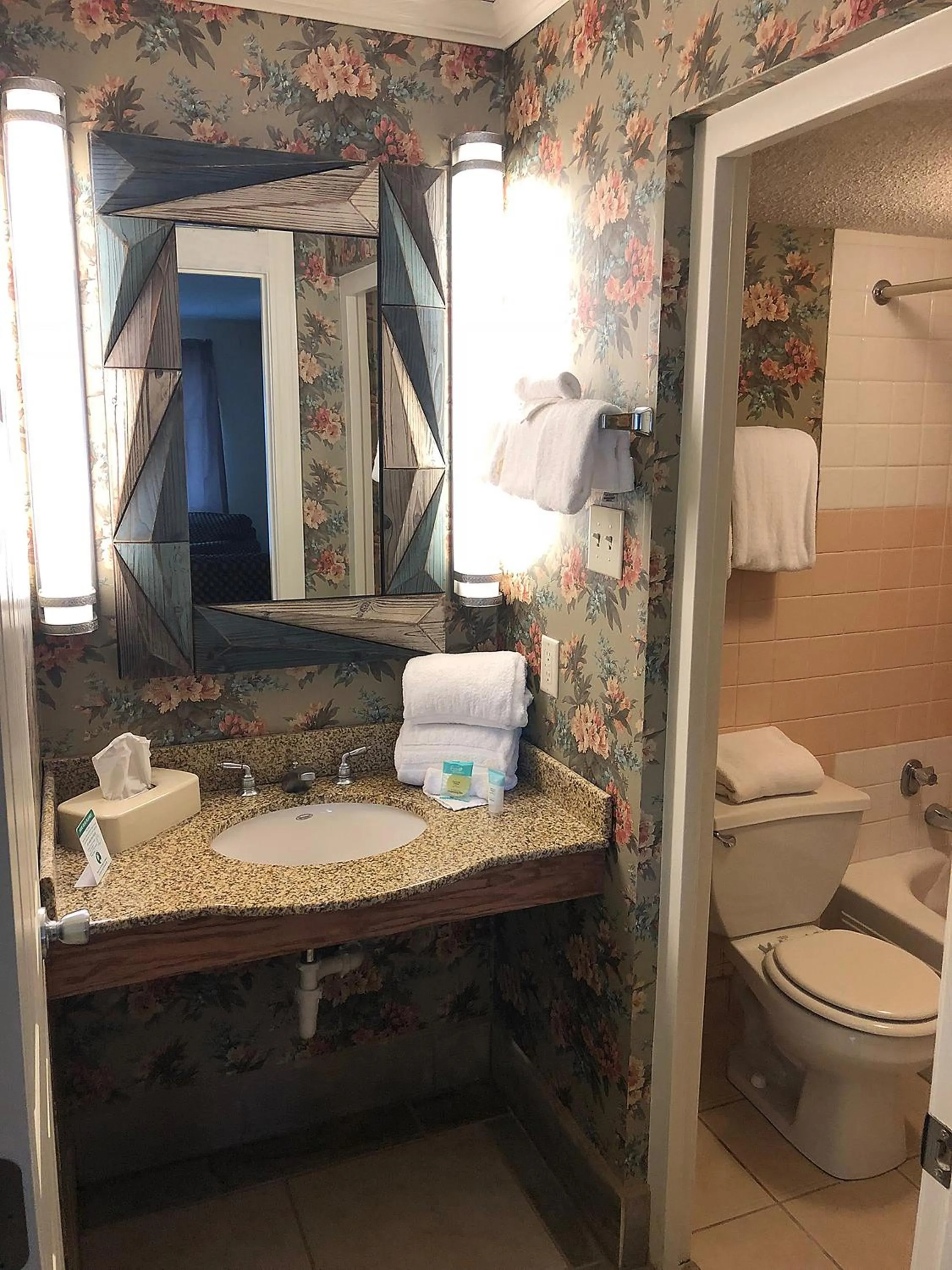 Shower in Cascades Inn