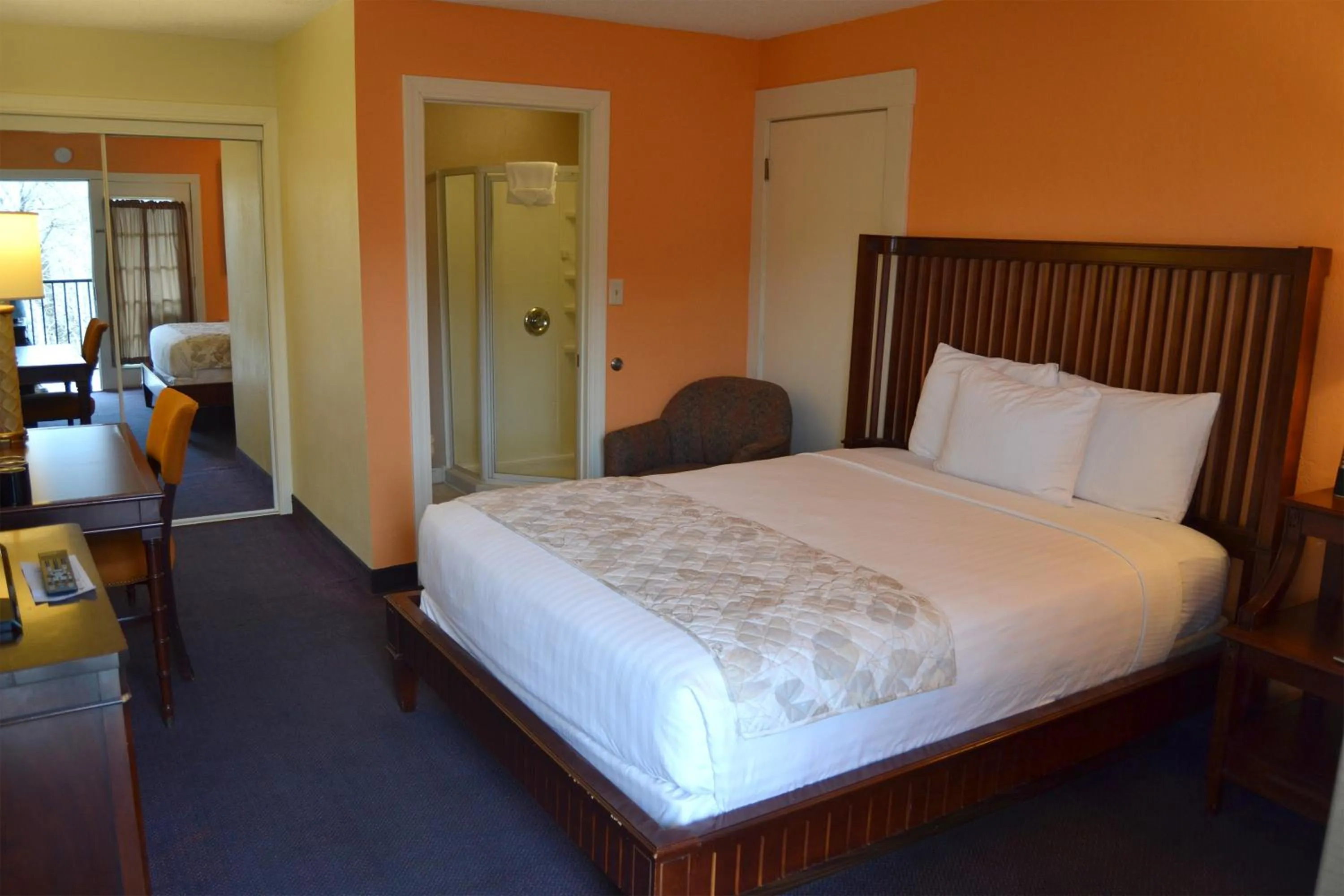 Shower, Bed in Cascades Inn