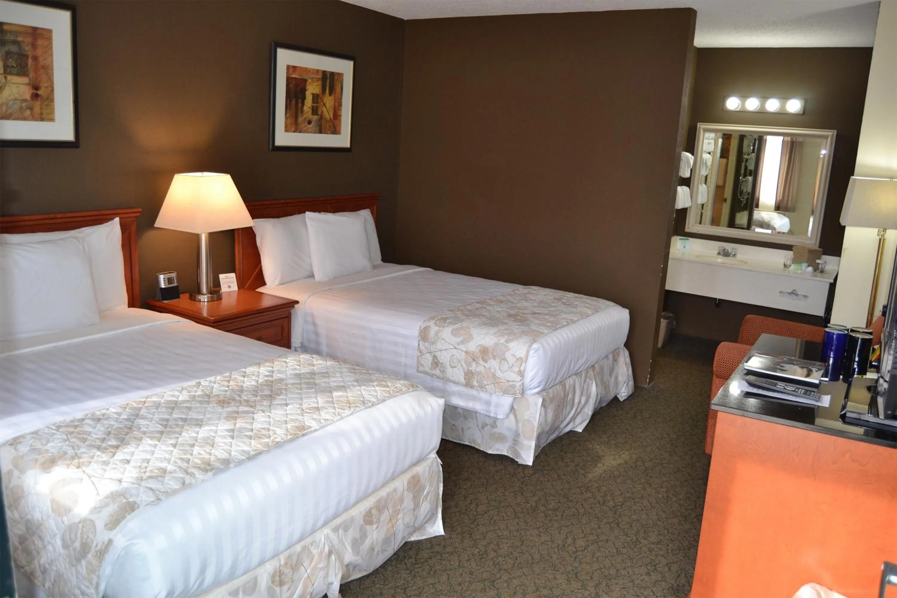 Bathroom, Bed in Cascades Inn