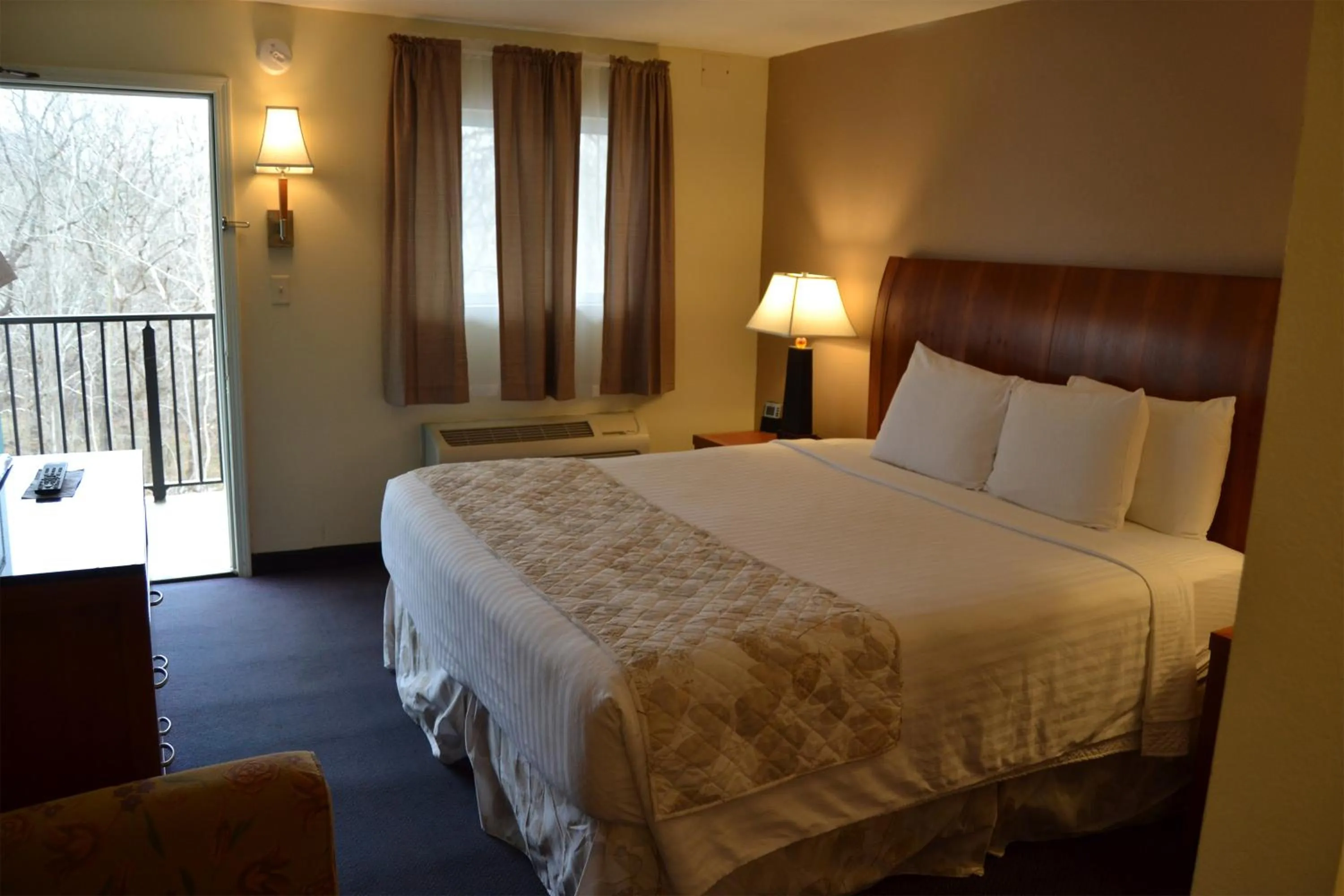 Photo of the whole room, Bed in Cascades Inn