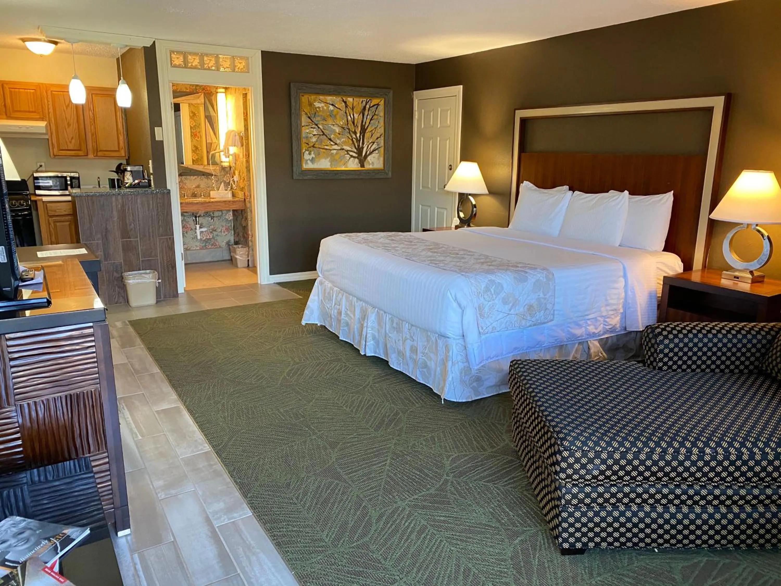 Bathroom, Bed in Cascades Inn