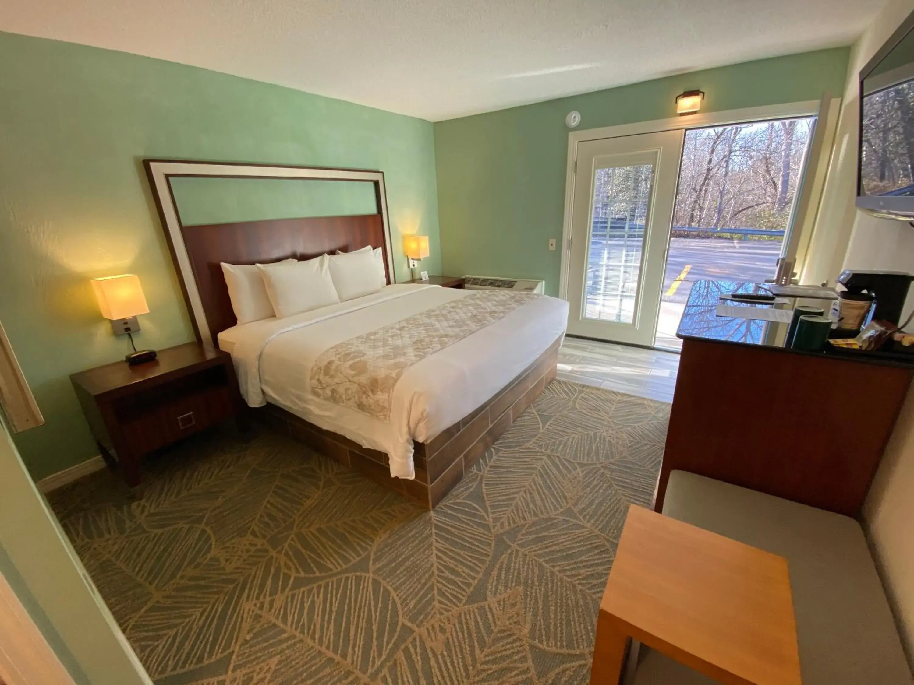 Patio, Bed in Cascades Inn Patio, Bed in Cascades Inn