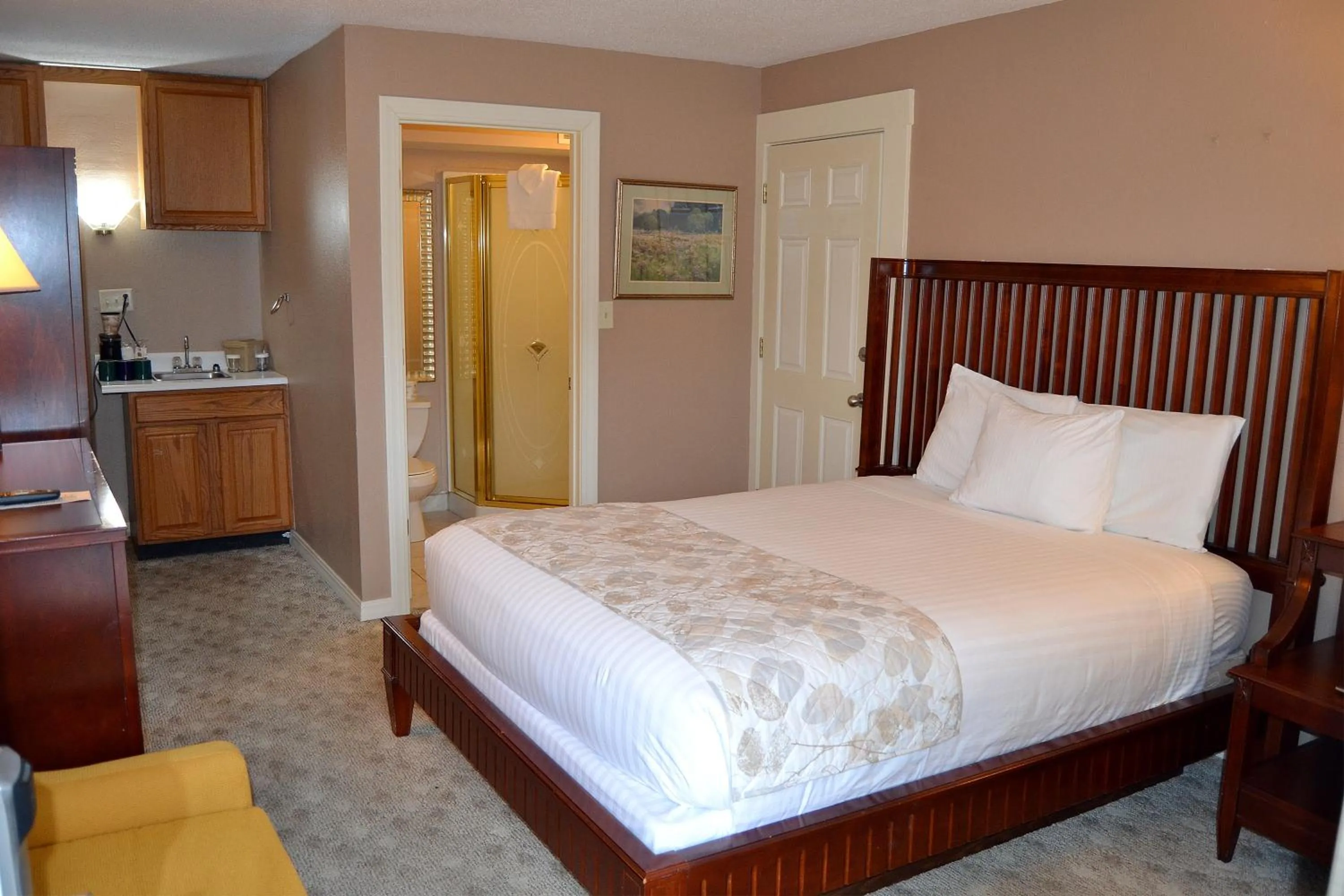 Shower, Bed in Cascades Inn