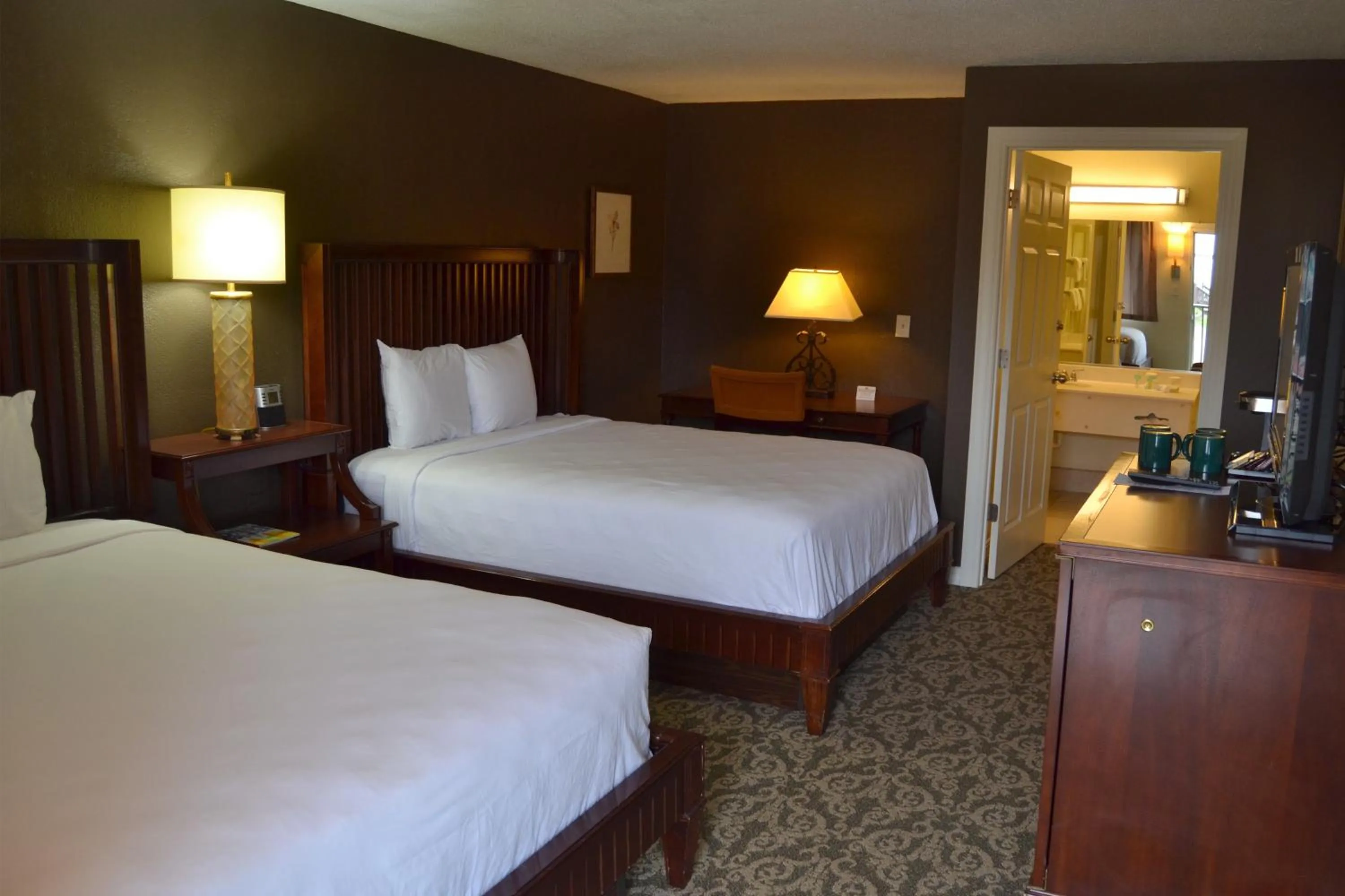 Bathroom, Bed in Cascades Inn