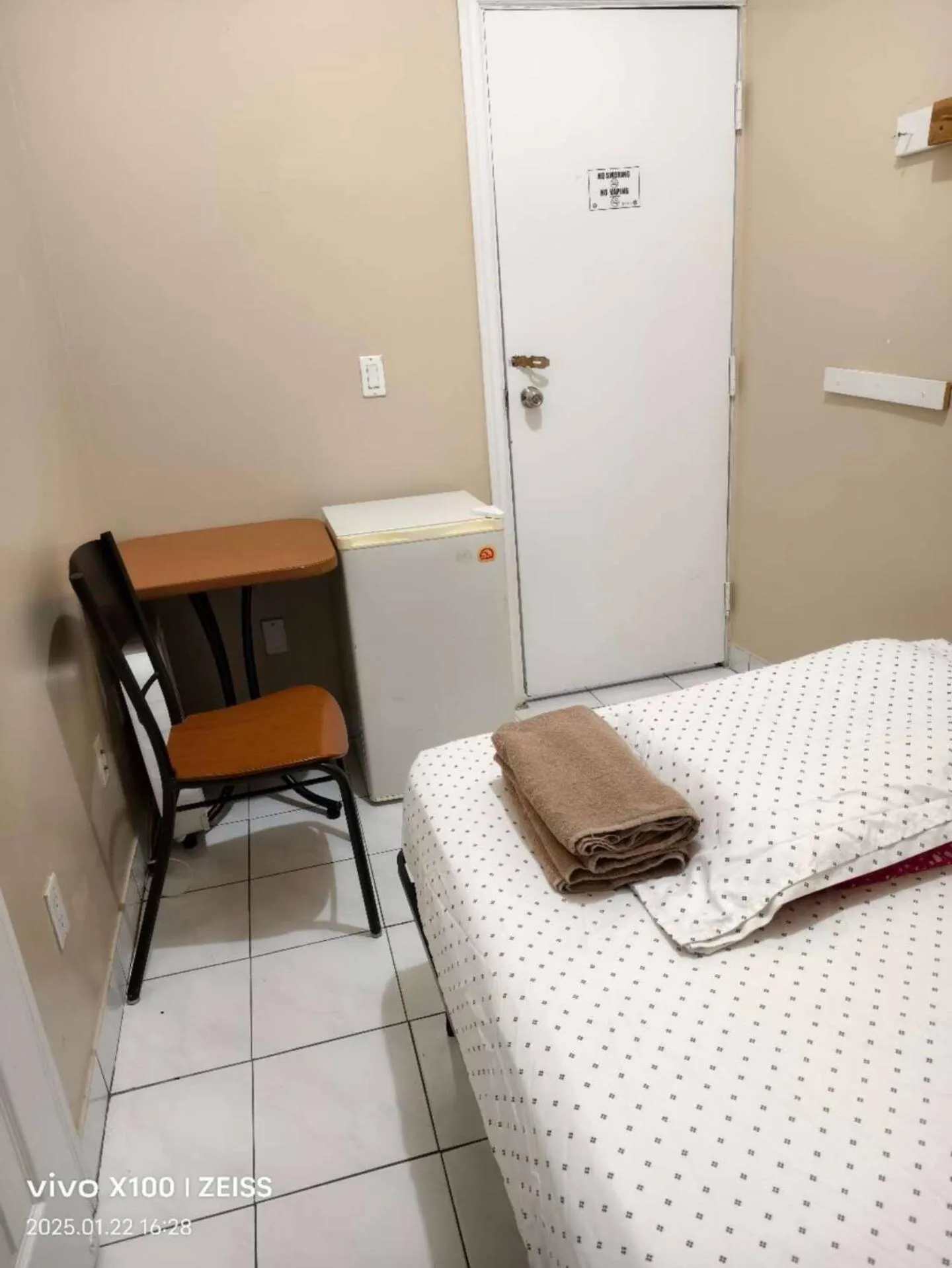 Bed in Toronto Travellers Home