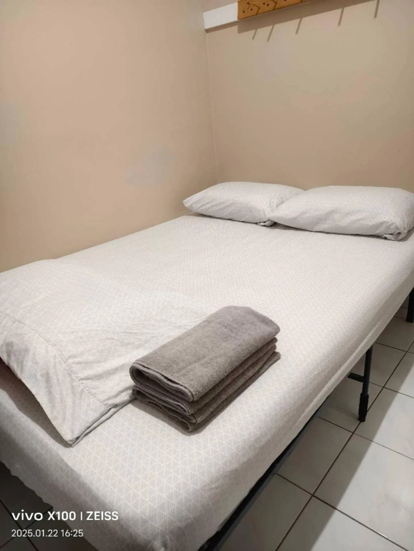 Bed in Toronto Travellers Home