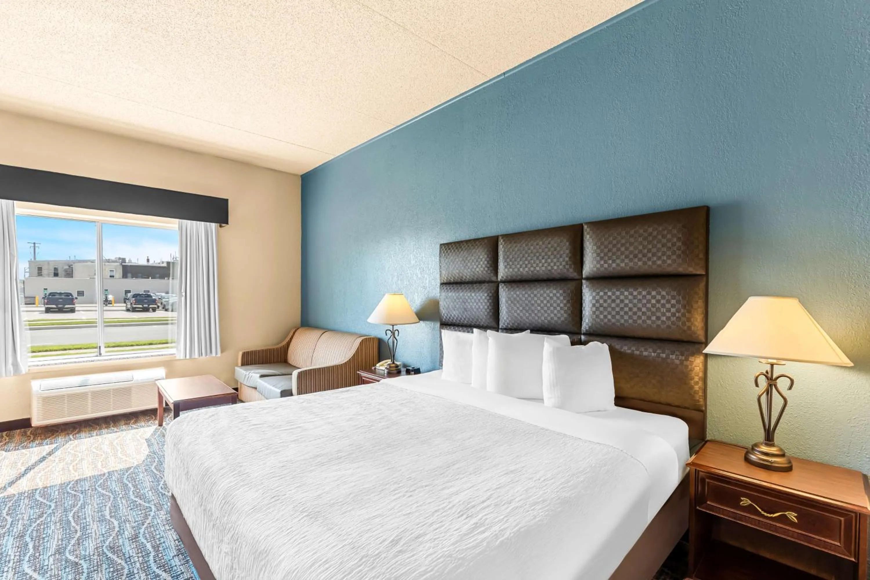 Photo of the whole room, Bed in Best Western Holiday Manor