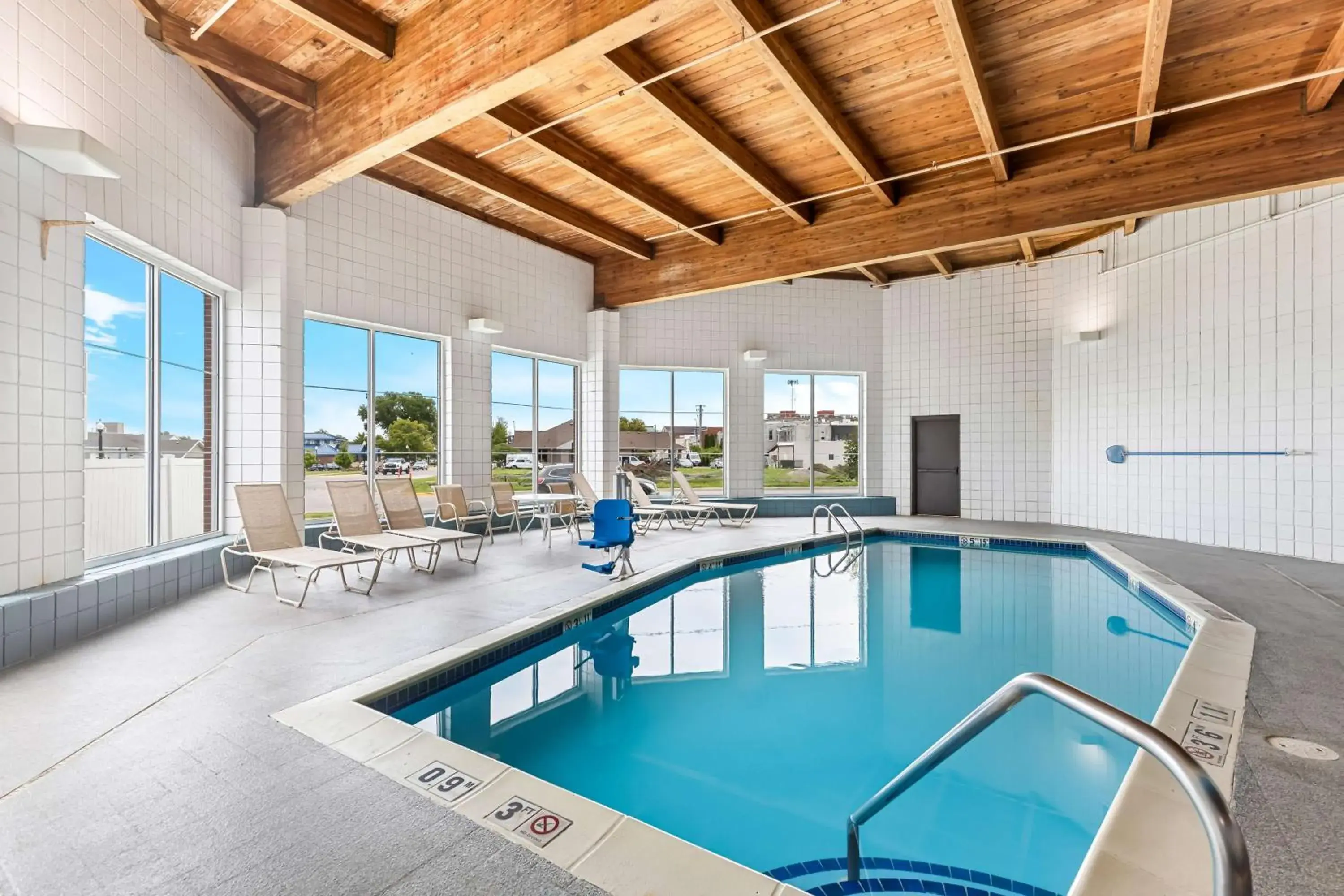 Pool view in Best Western Holiday Manor Pool view in Best Western Holiday Manor