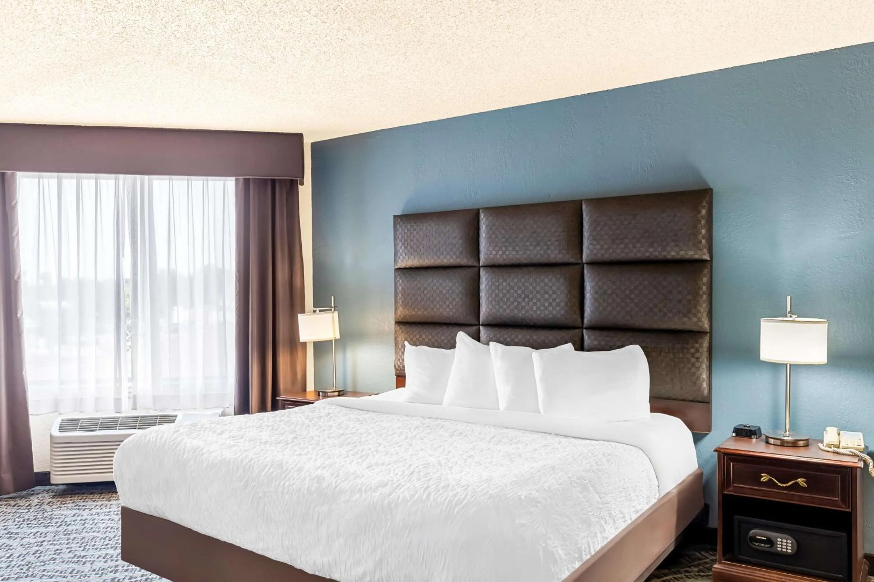 Photo of the whole room, Bed in Best Western Holiday Manor