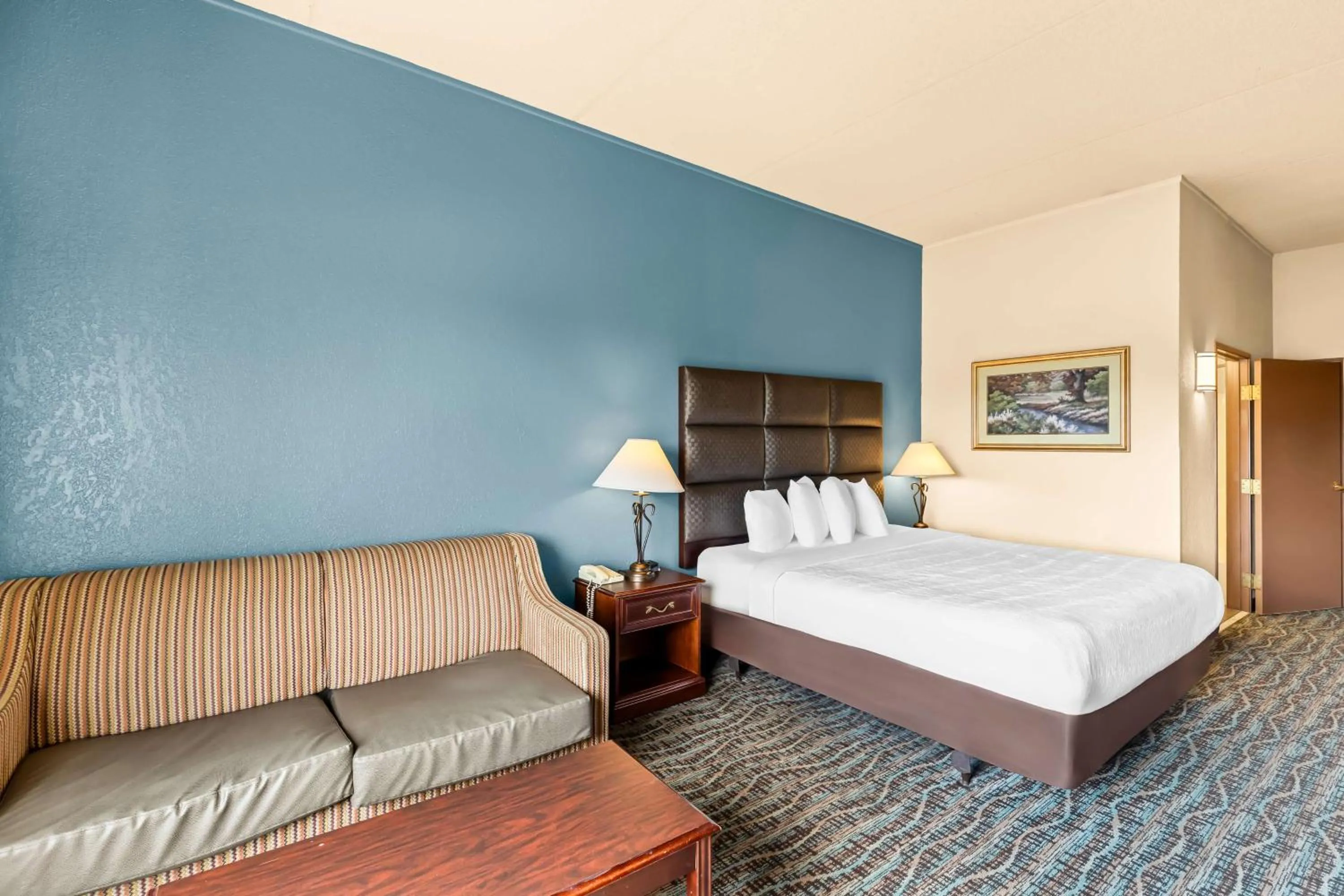 Photo of the whole room, Bed in Best Western Holiday Manor