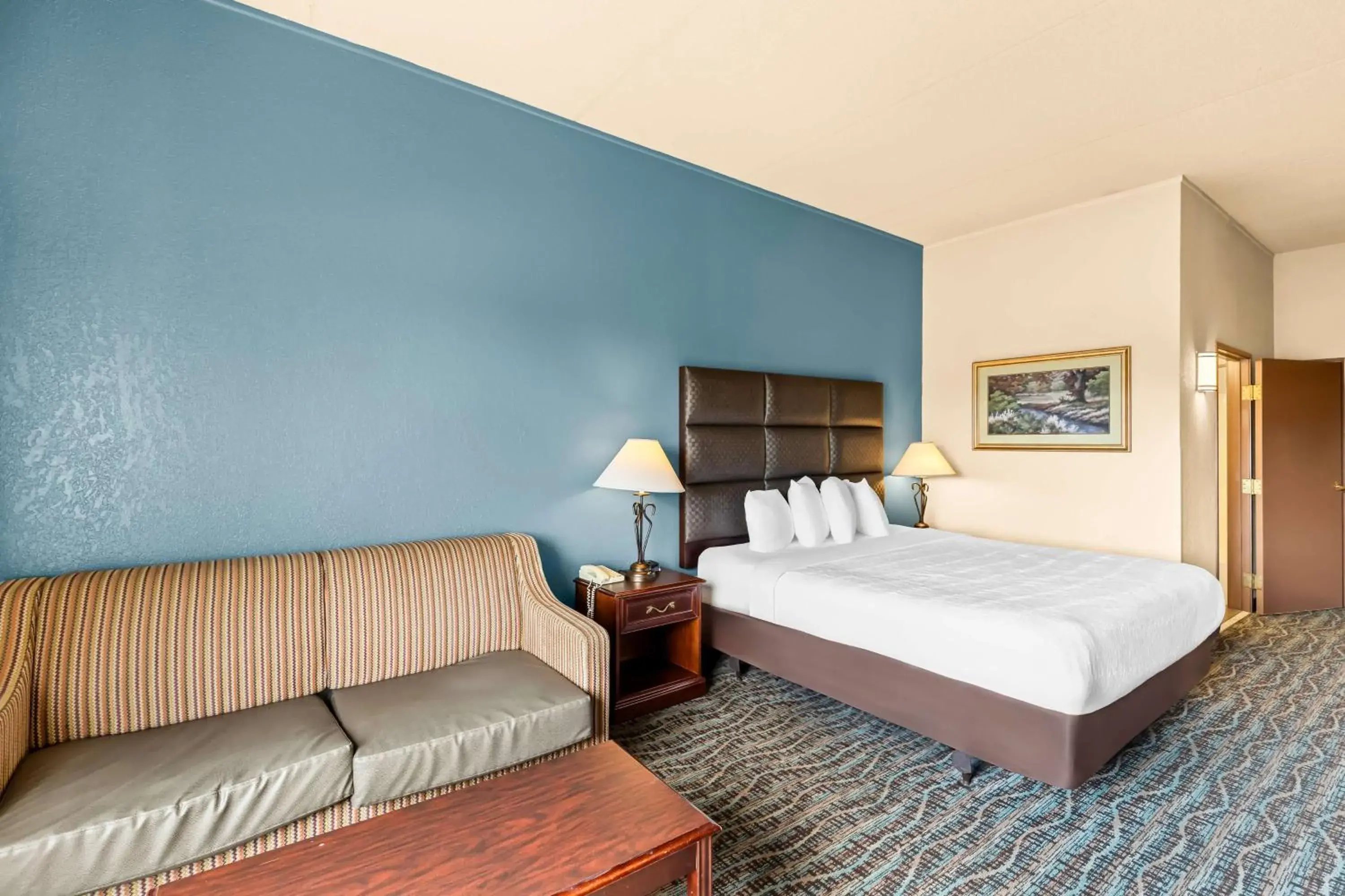 Photo of the whole room, Bed in Best Western Holiday Manor Photo of the whole room, Bed in Best Western Holiday Manor