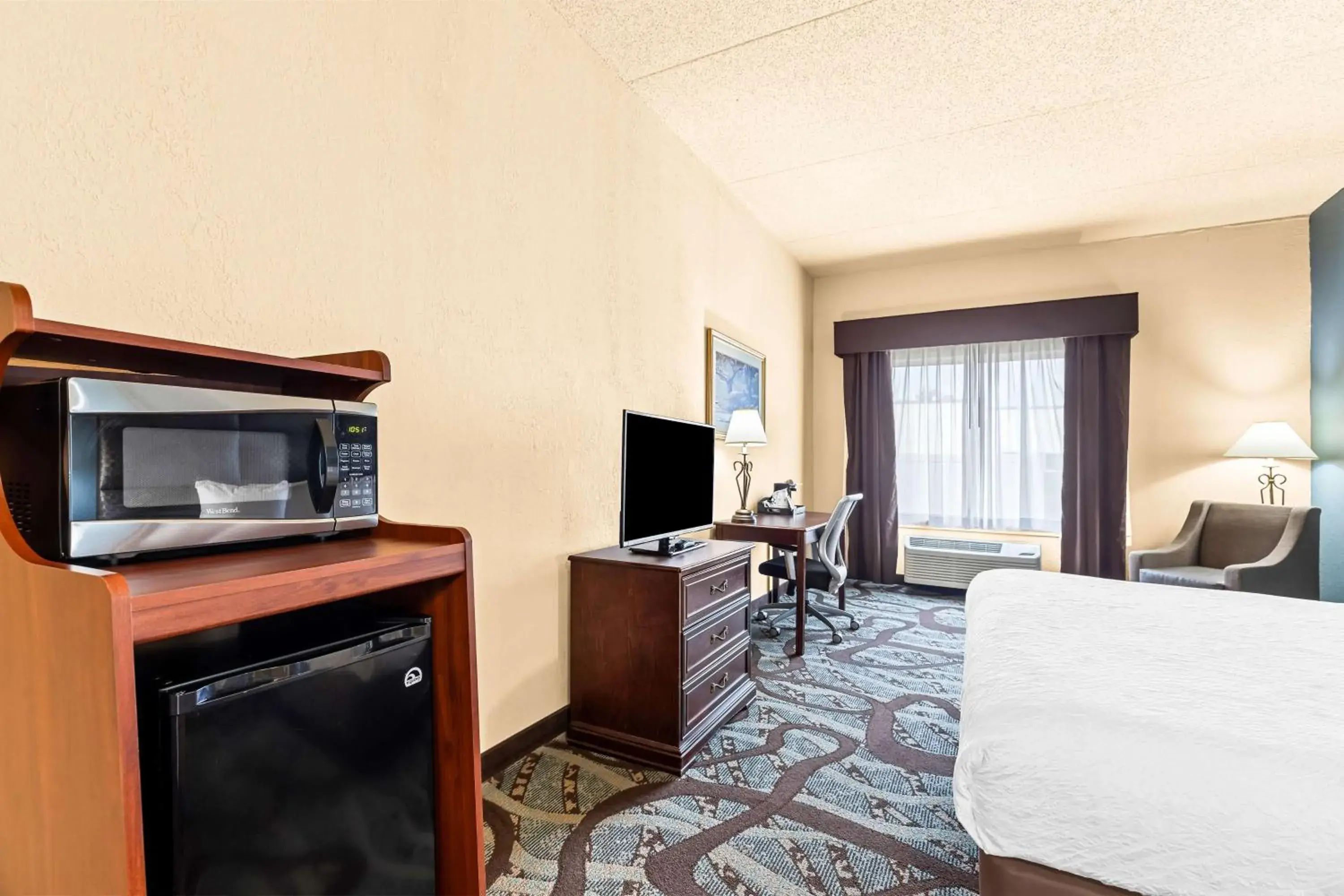 Bedroom, Bed in Best Western Holiday Manor Bedroom, Bed in Best Western Holiday Manor