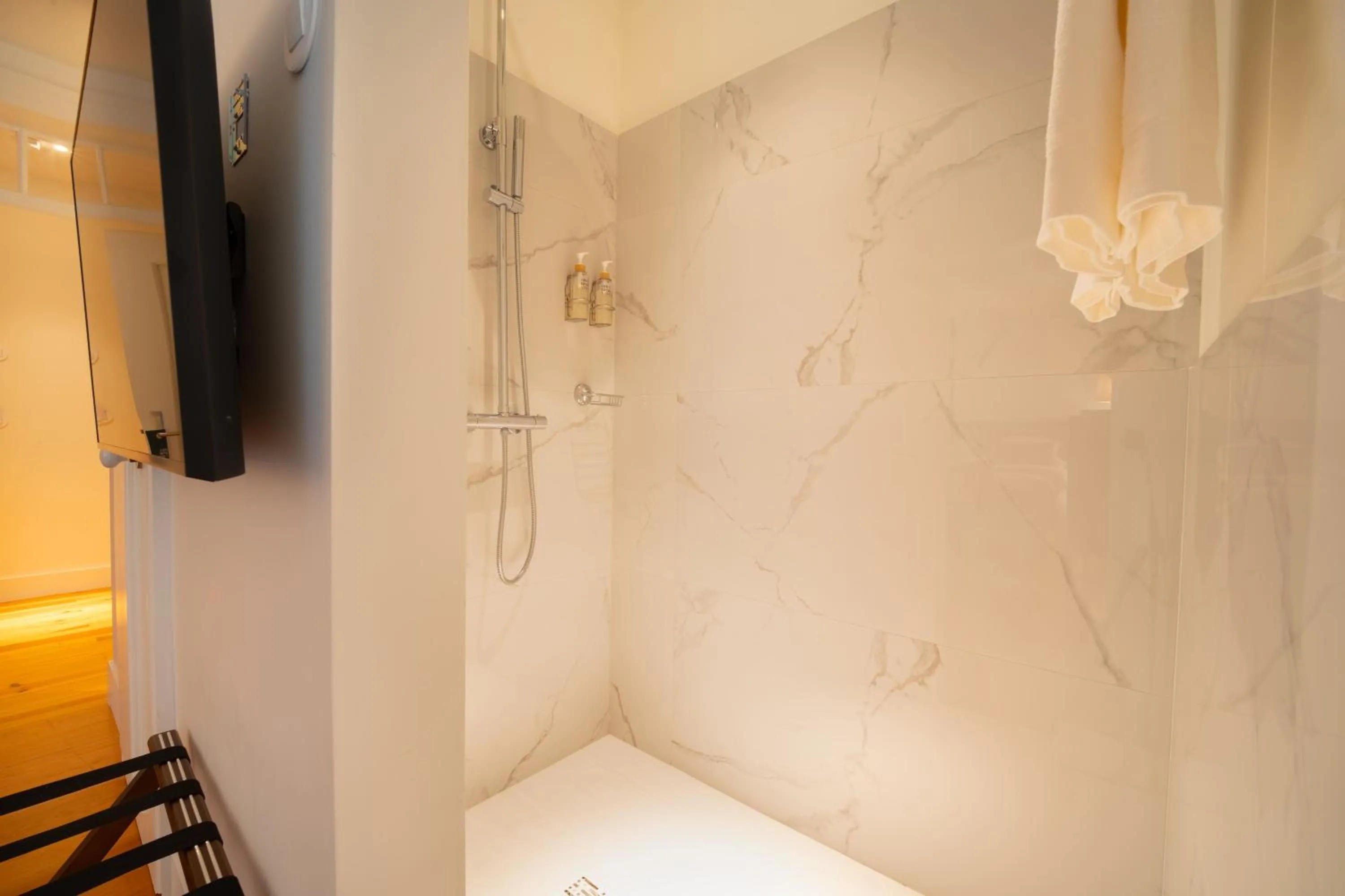 Shower in Once Upon Lisboa