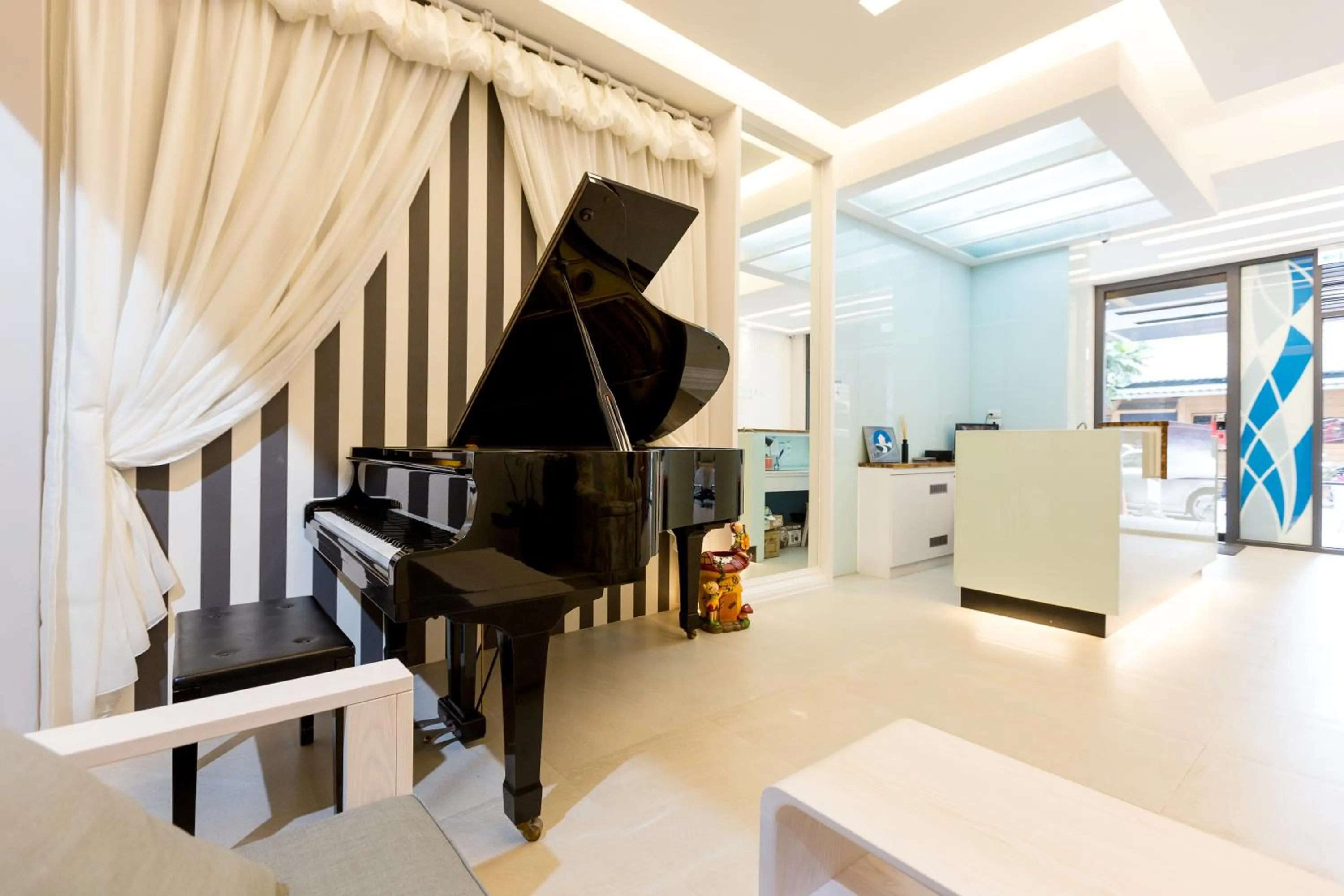 Communal lounge/ TV room in Lanven Art House