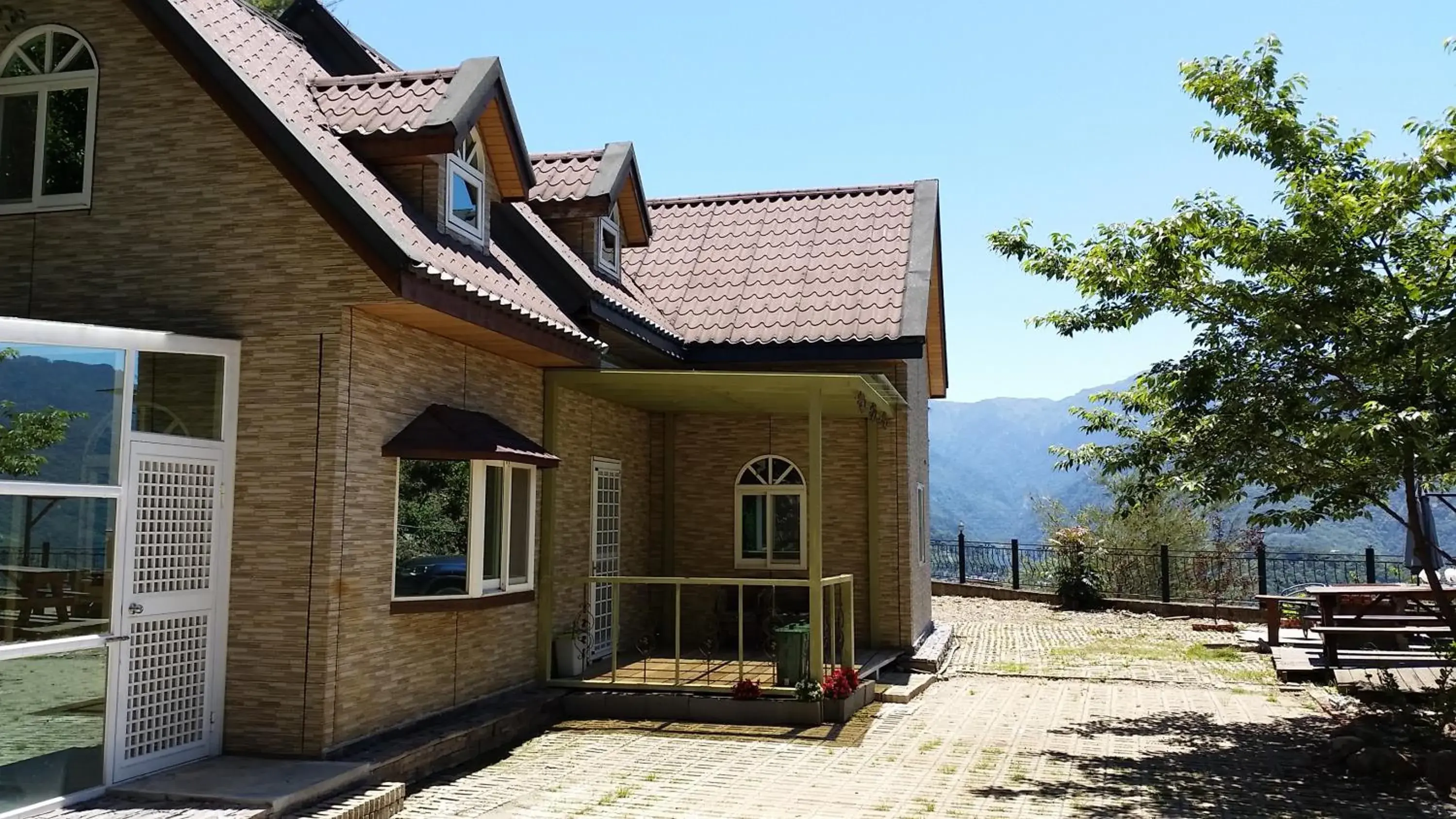 Facade/entrance in Qingjing Xiaozhu Facade/entrance in Qingjing Xiaozhu