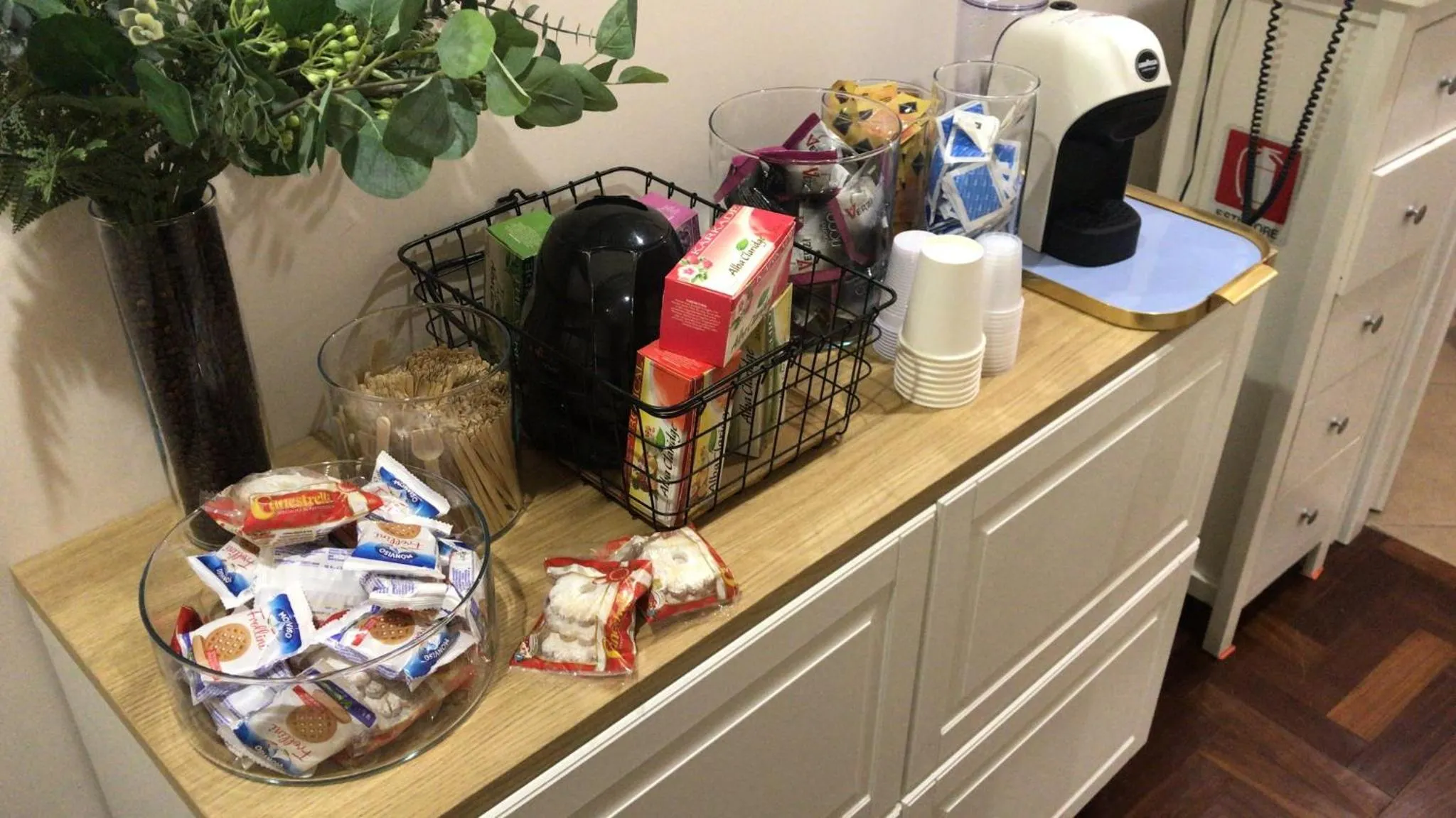 Coffee/tea facilities in La Piccola Maison