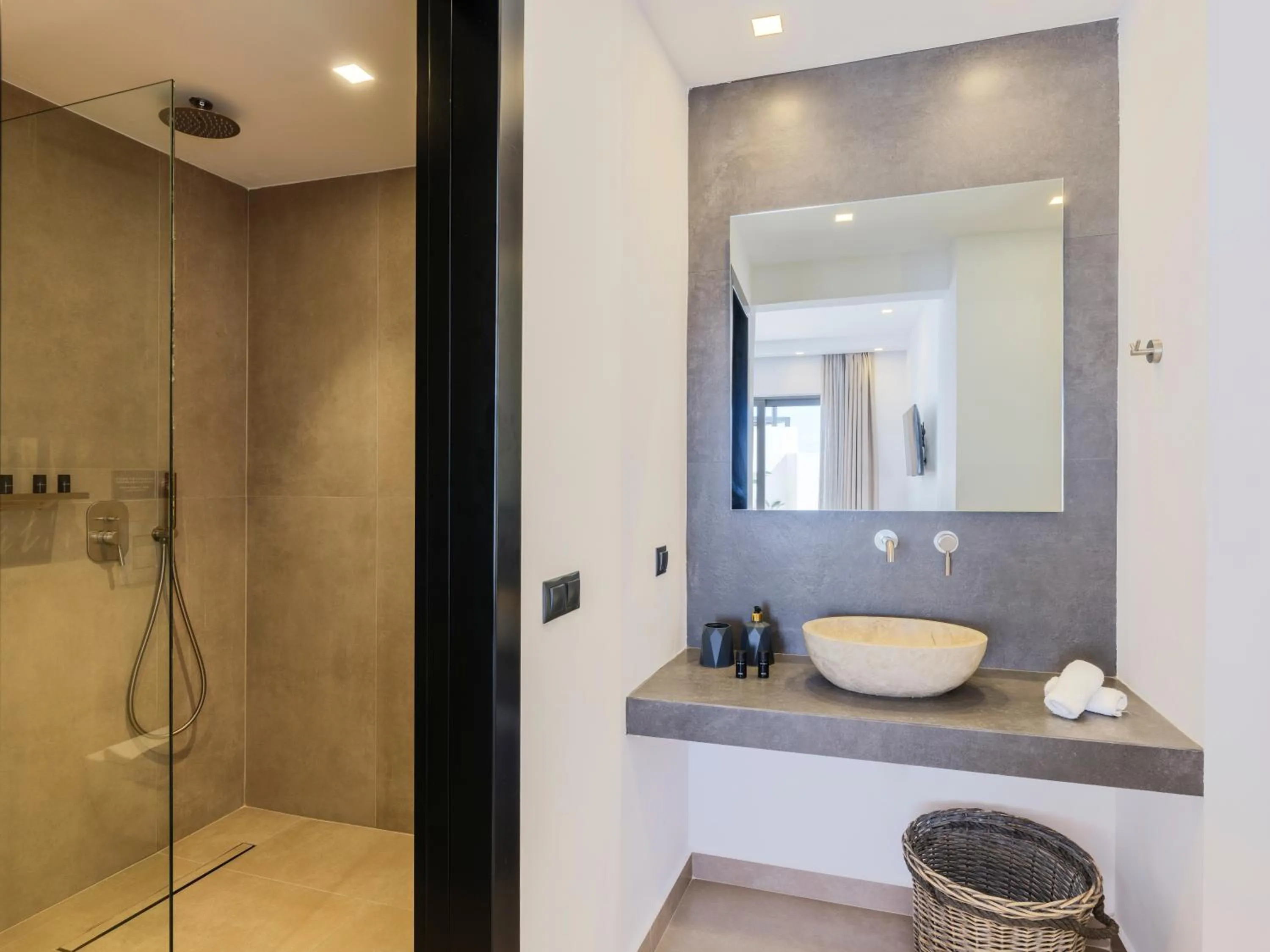 Shower in Evi Suites & Villas