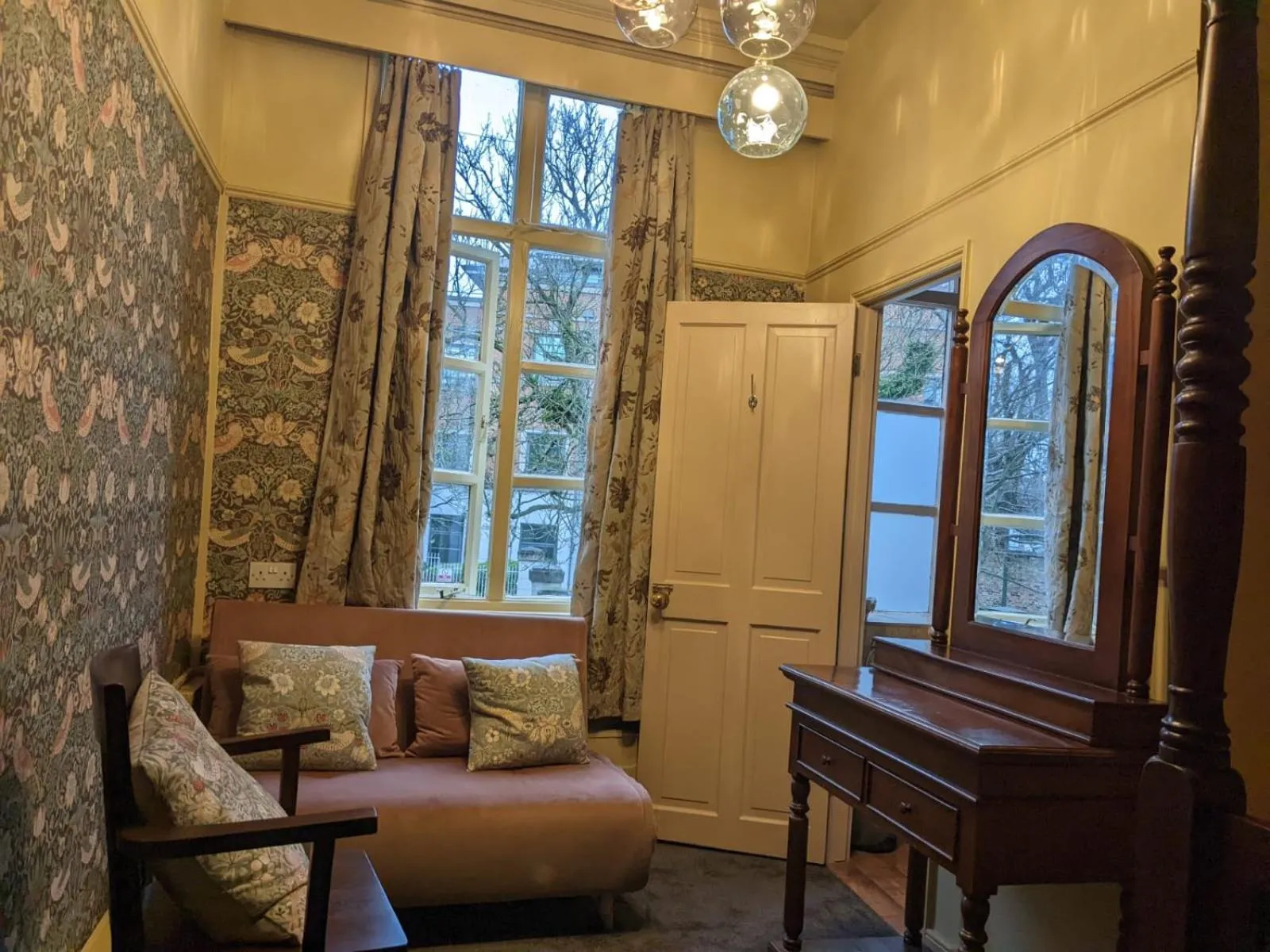 Deluxe King Room in Black Swan
